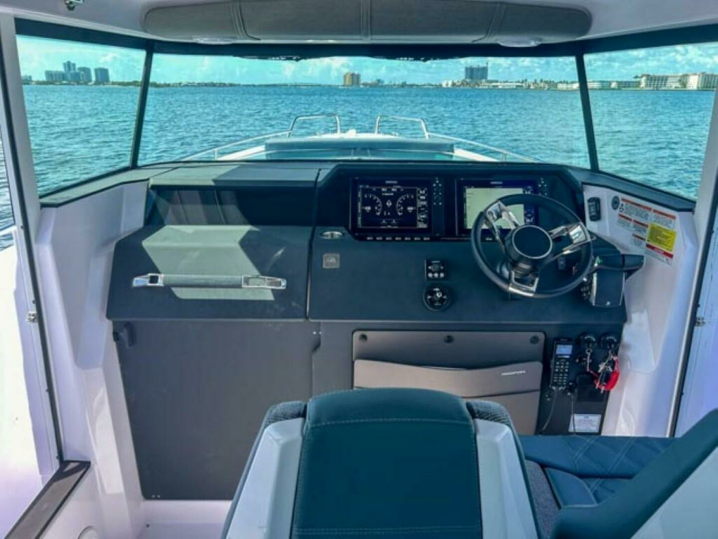 2024 Axopar 37XC CROSS CABIN - Image 9