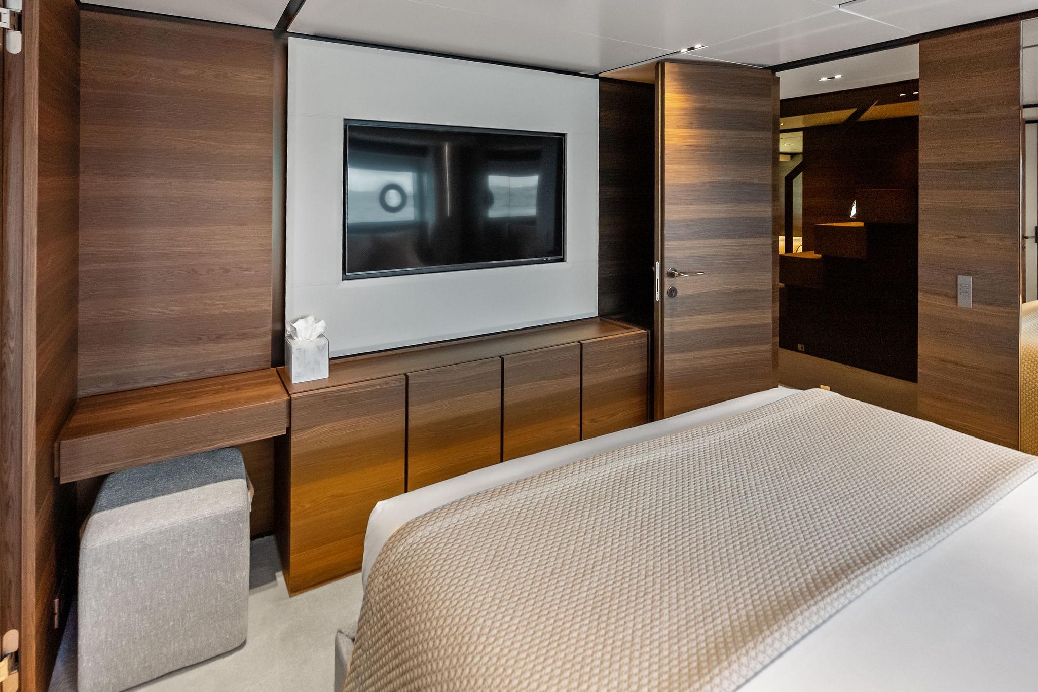 2023 Custom Line Navetta 33 - 93