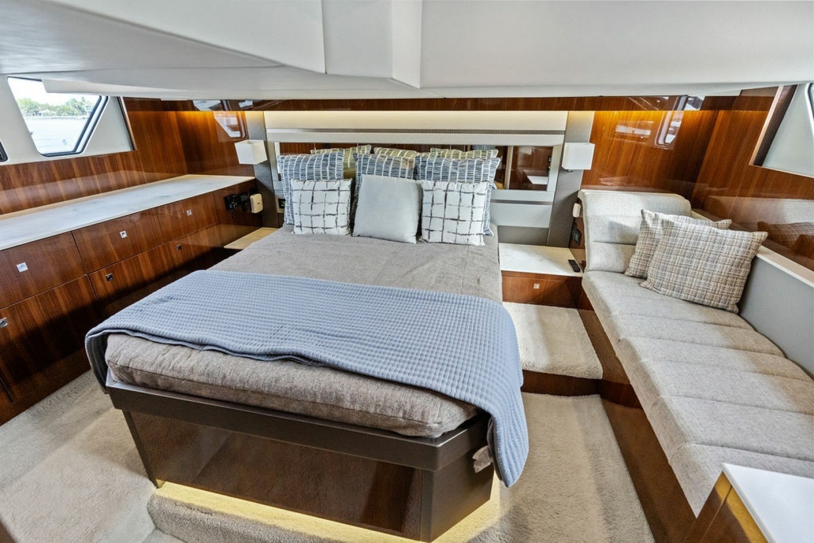 2022 Cruisers Yachts 46 CANTIUS - Image 43