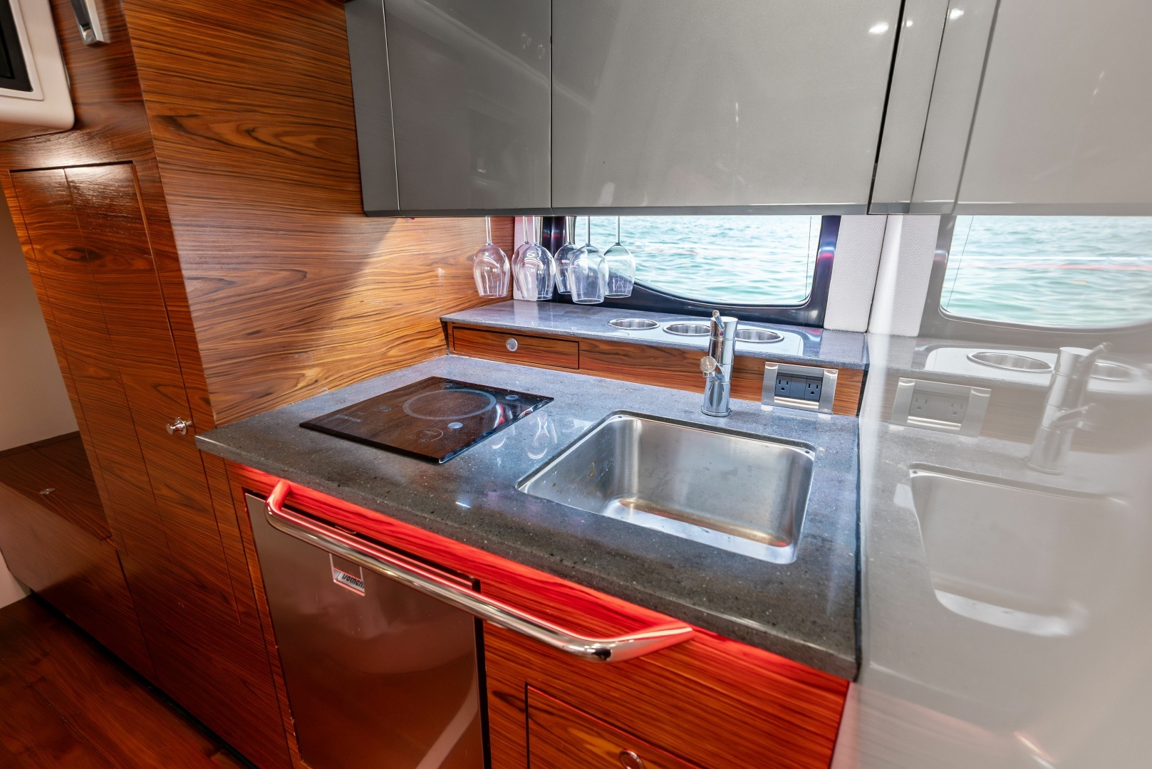 2023 Boston Whaler 405 Conquest - Image 31