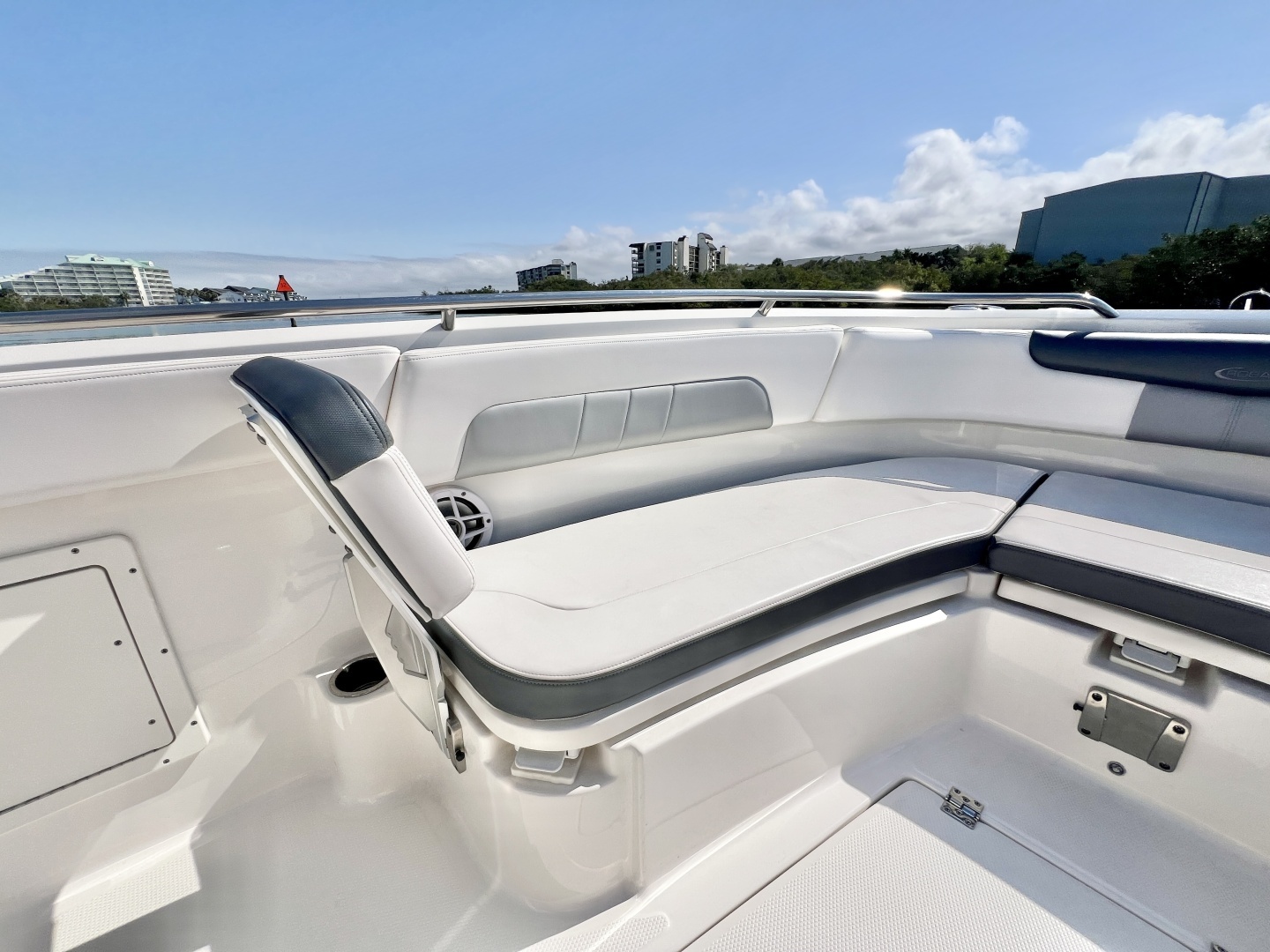 2021 Robalo R242 Explorer - Image 23