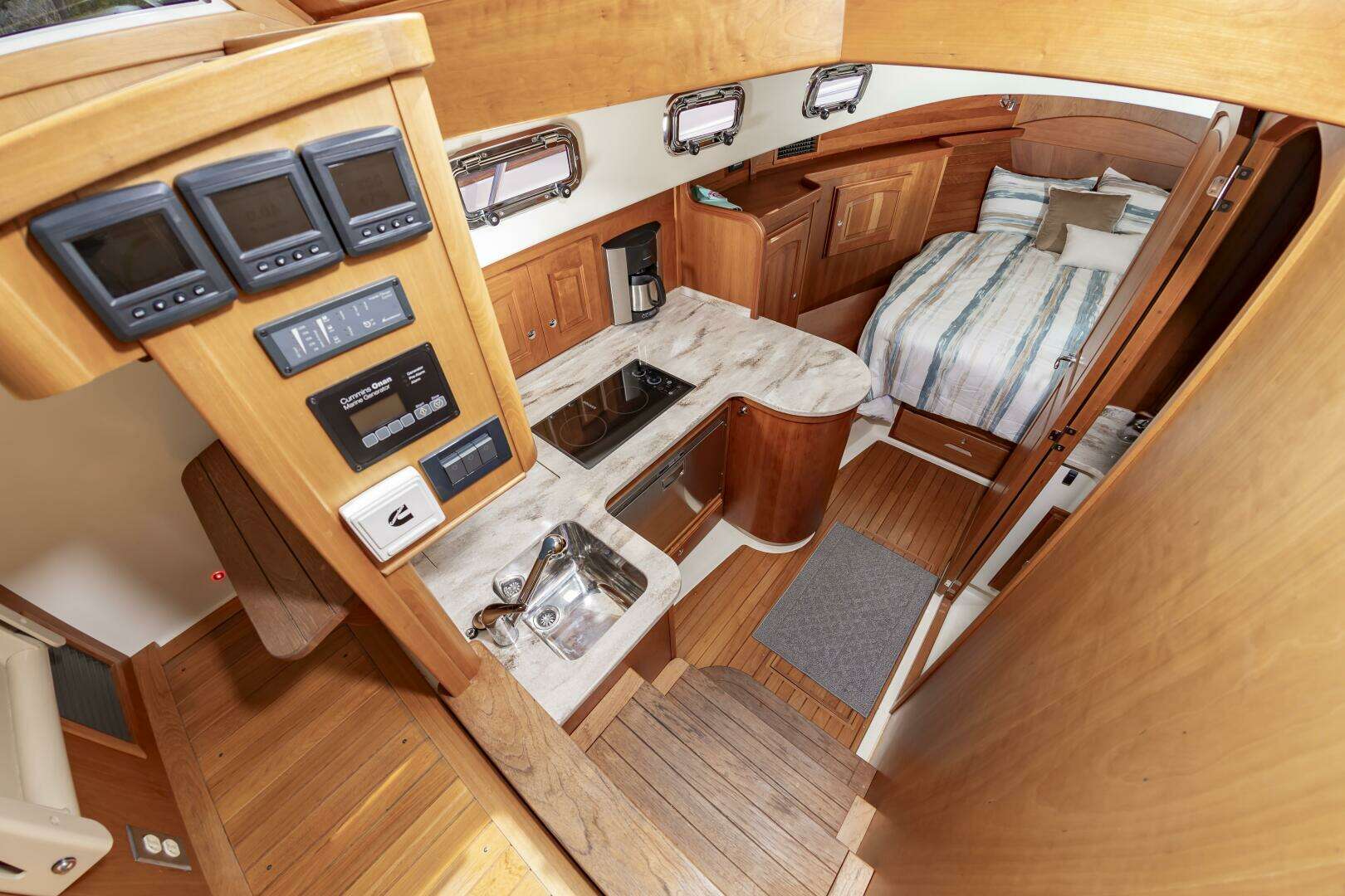 2018 Legacy 36 - Image 24