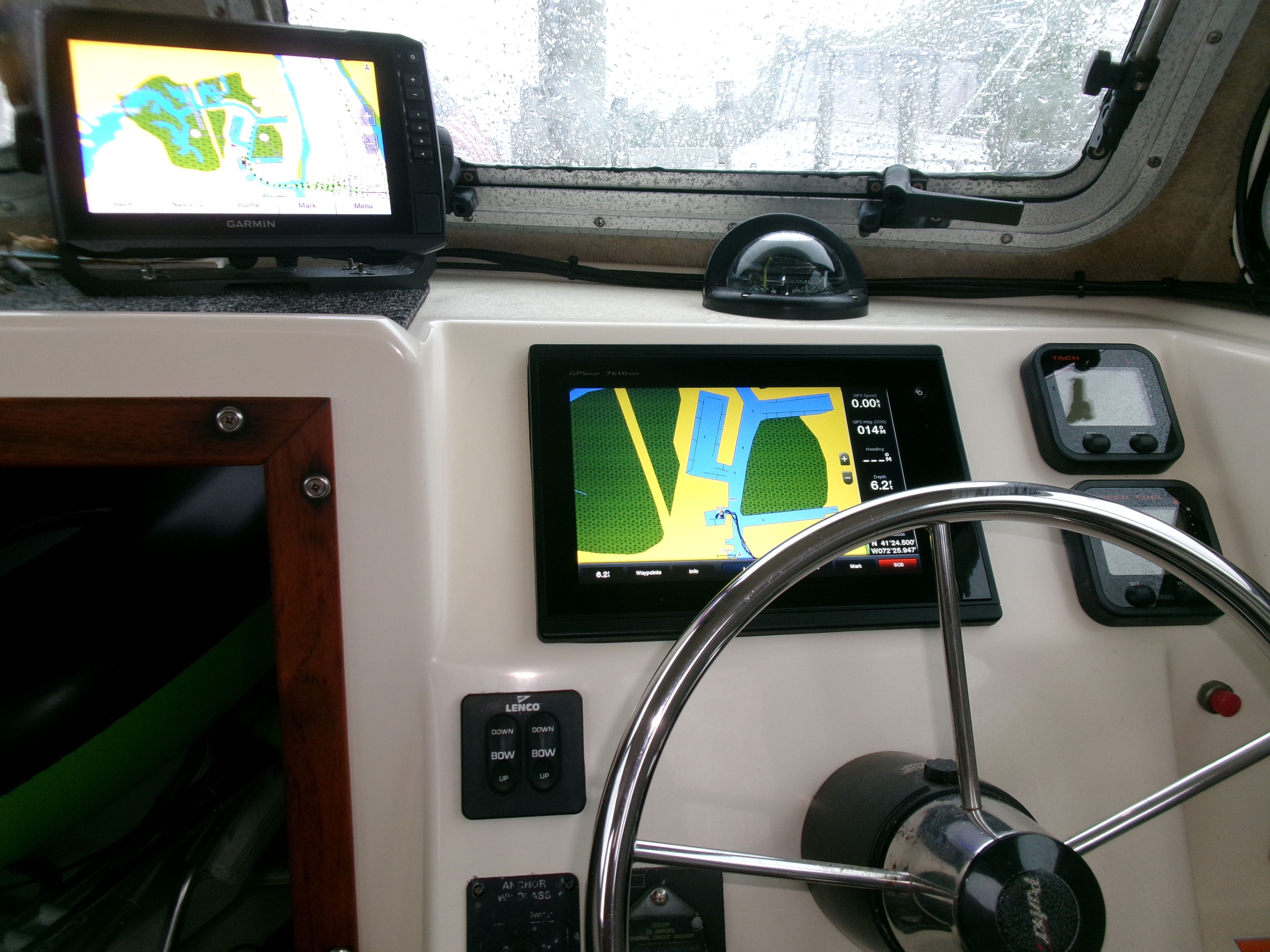 The image shows the helm of a 2007 Parker 2520 XL Sport Cabin boat with navigation equipment.