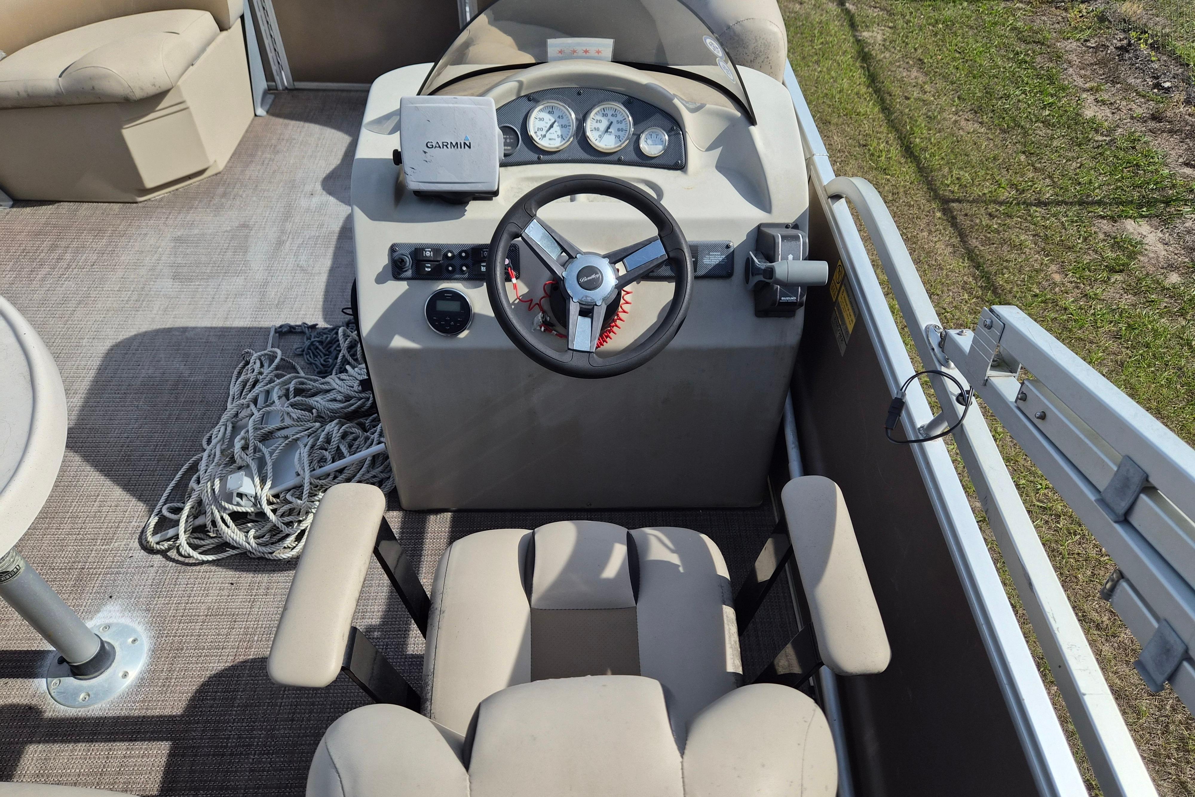 2004 Bentley Pontoons 180 CRUISE boat interior with steering wheel and Garmin device.