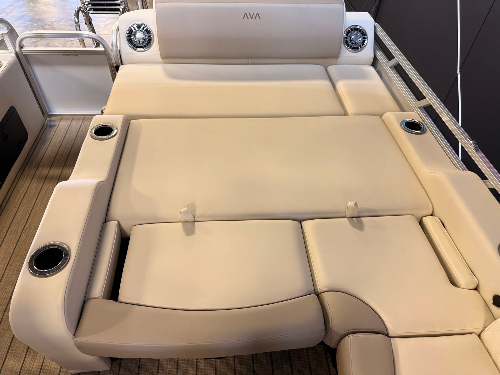 2026 Avalon LSZ Versatile Rear Lounger 23X8.5 TT - 9