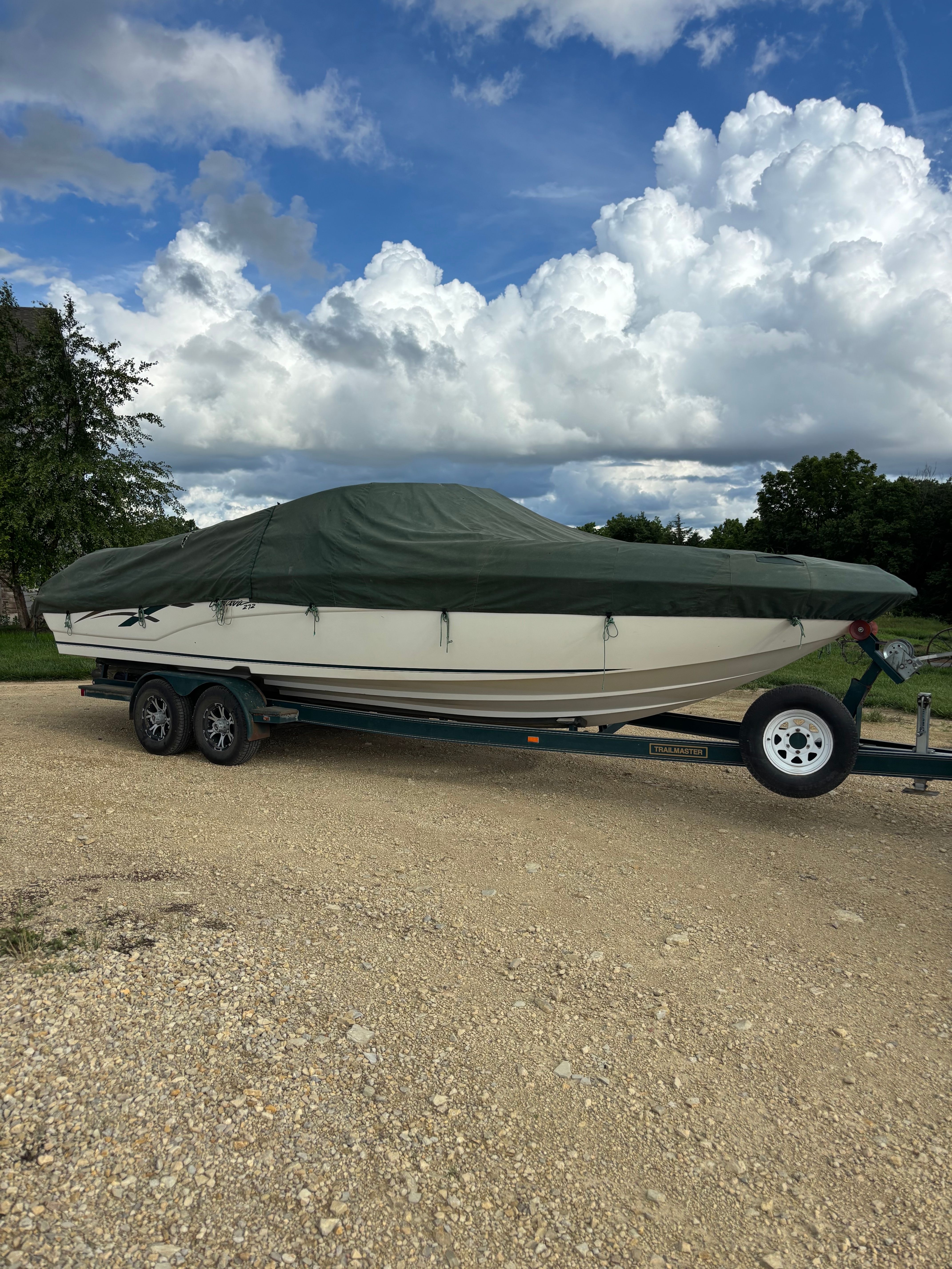 1999 Rinker Captiva 272 boat on trailer with cover.