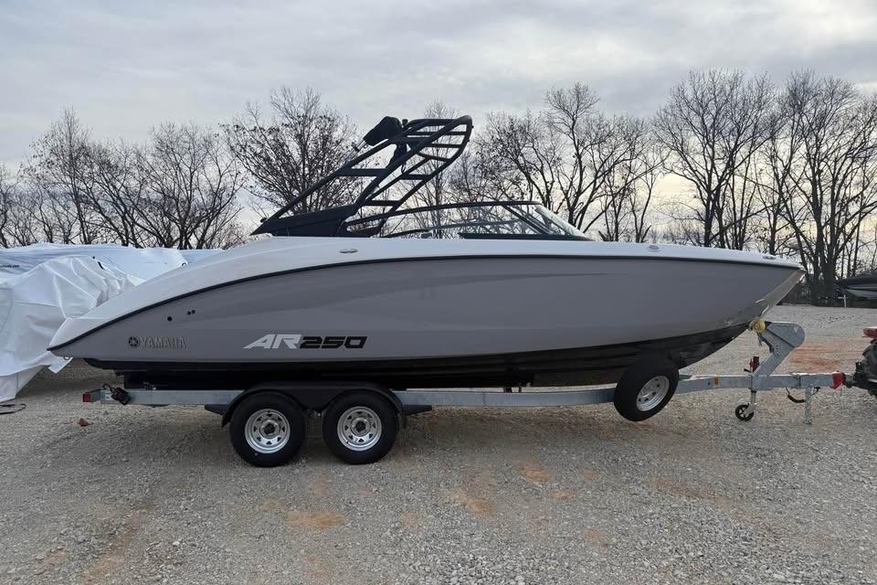 2026 Yamaha Boats AR250