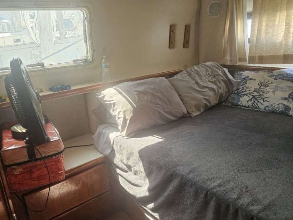 1997 Carver 33 Aft - 9