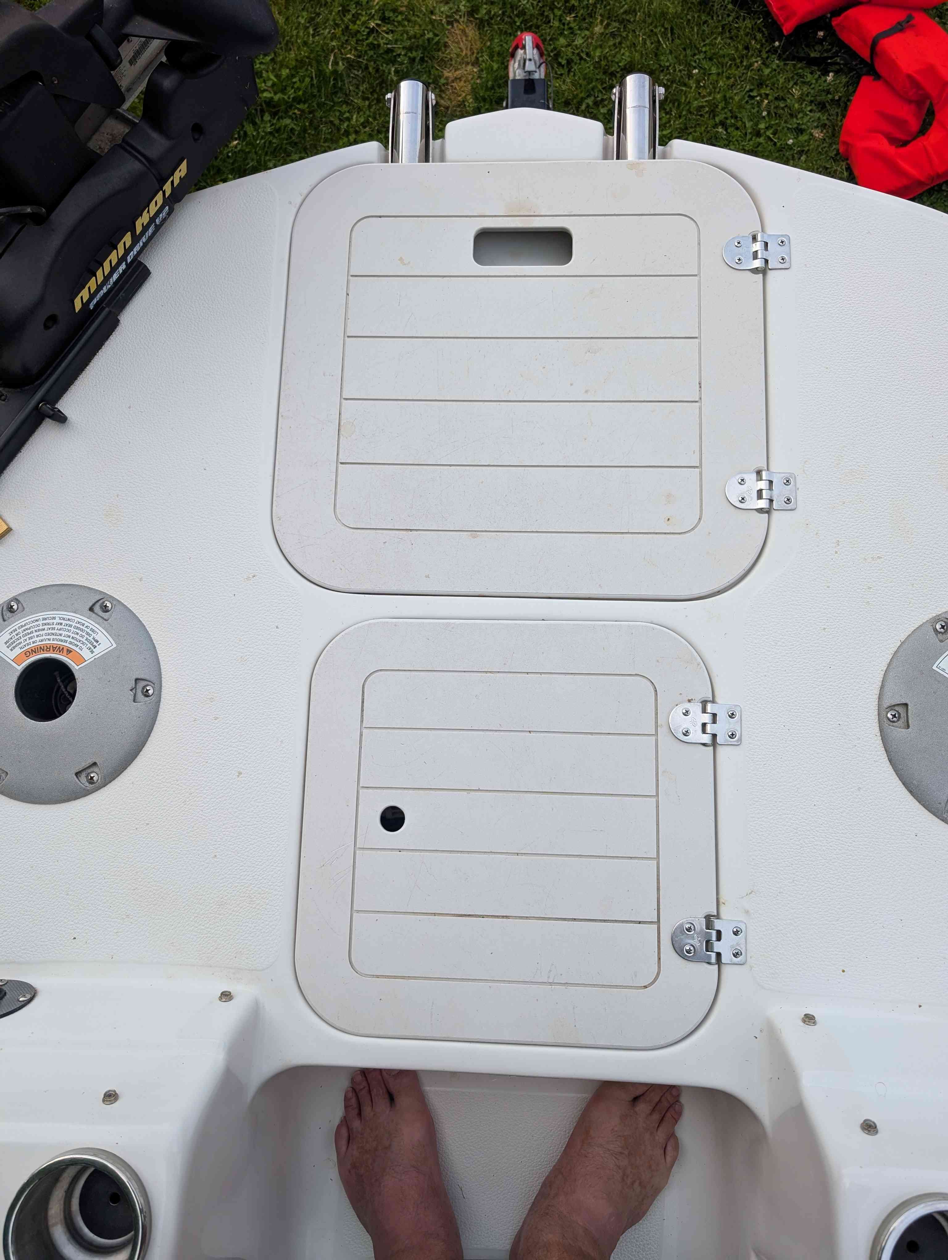 Starcraft 2000 boat deck with storage hatches, year 2015.