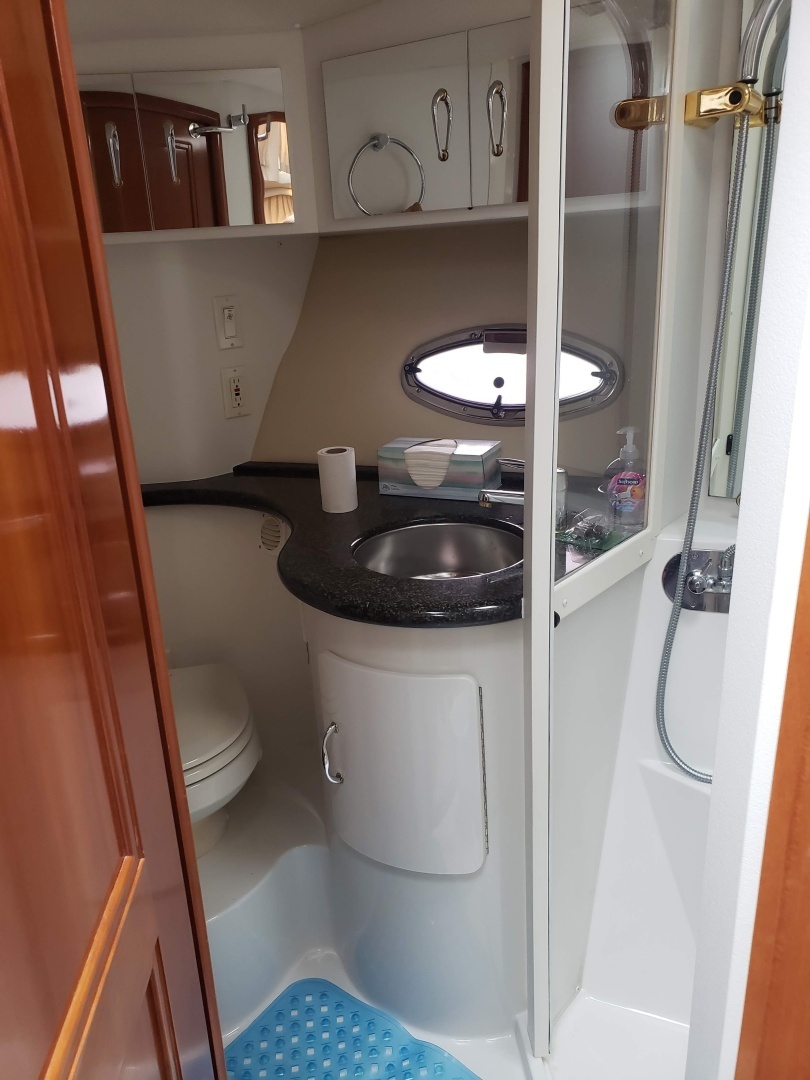 2005 Carver 444 Motor Yacht - Image 12