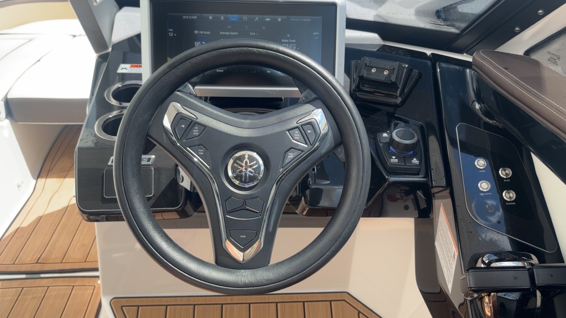 2023 Yamaha Boats 275SDX - Image 9