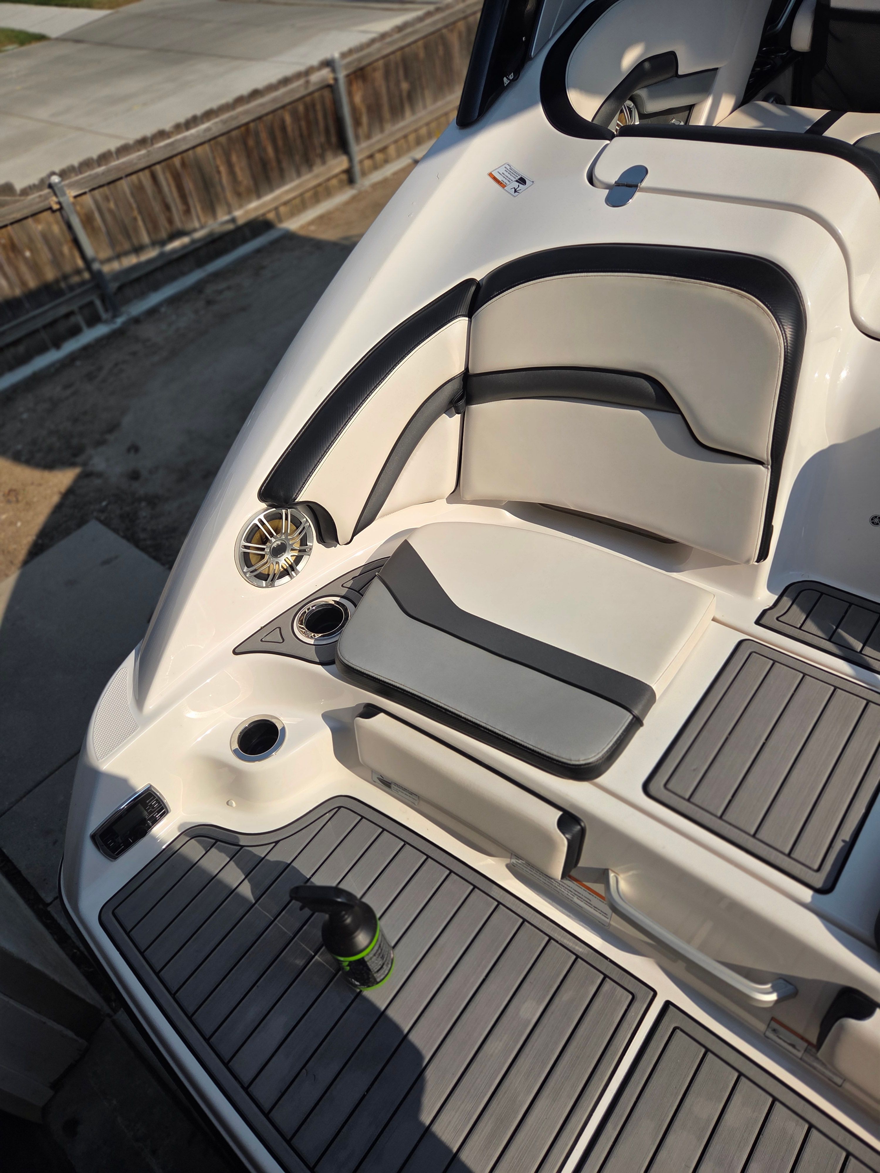 The image shows the stern of a 2016 Yamaha 242X E-Series boat with gray upholstery.