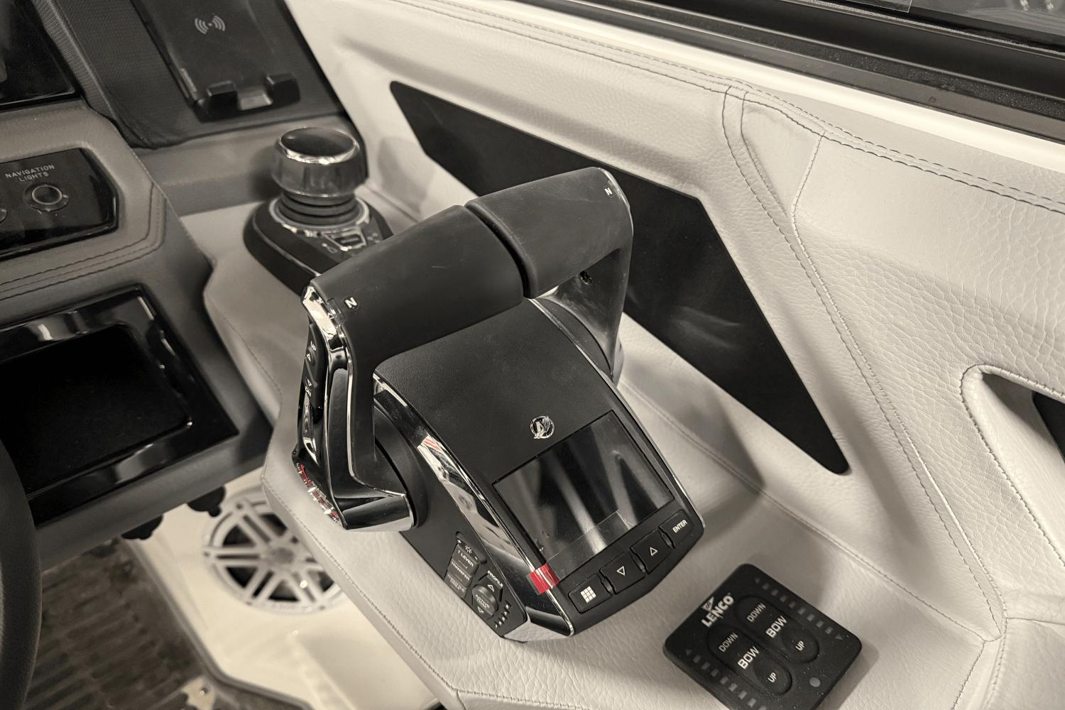 2025 Cobalt R8 Outboard - 103