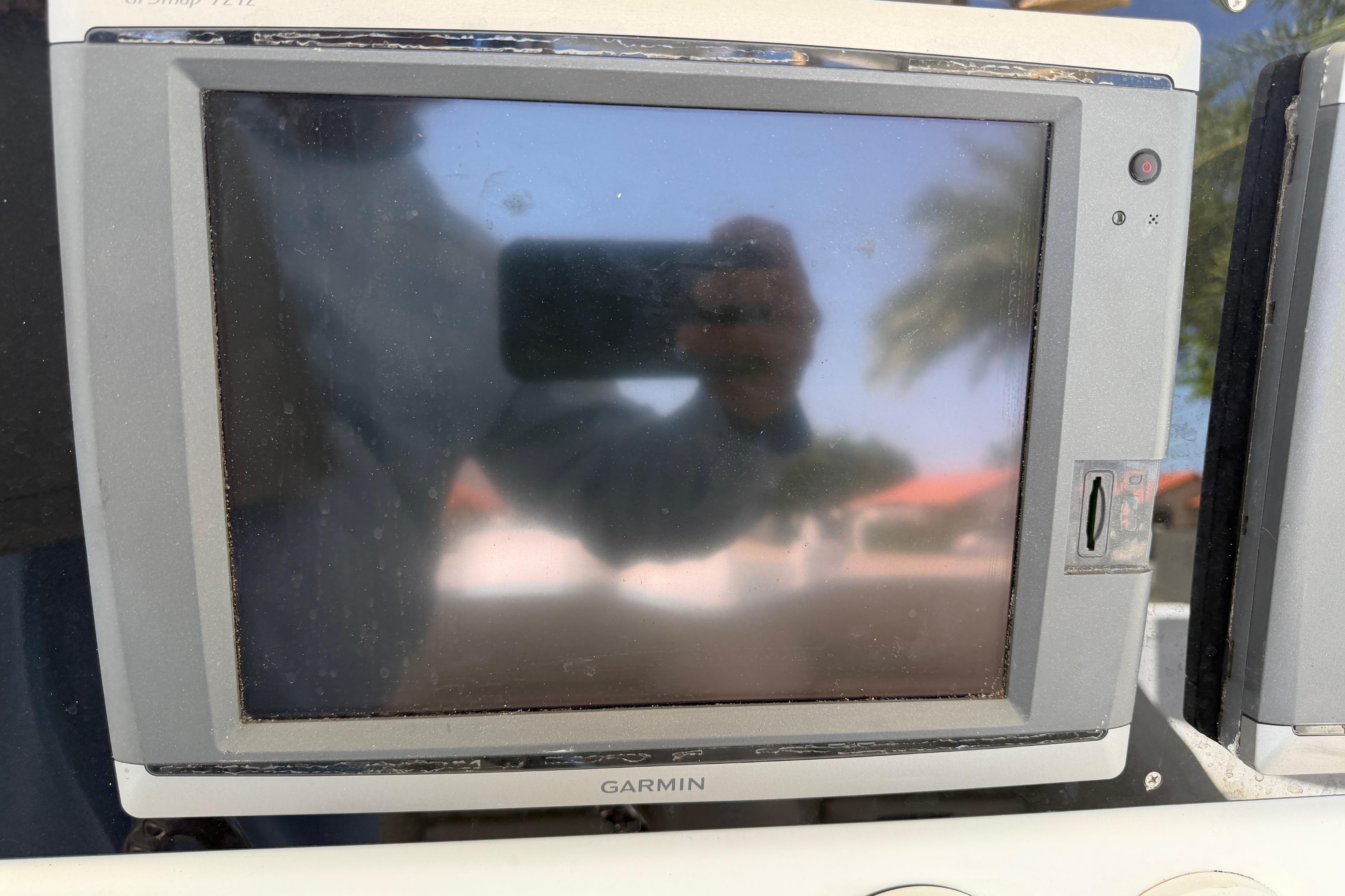 Garmin GPS display on 2008 Hydra-Sports Vector 2900 CC boat dashboard.