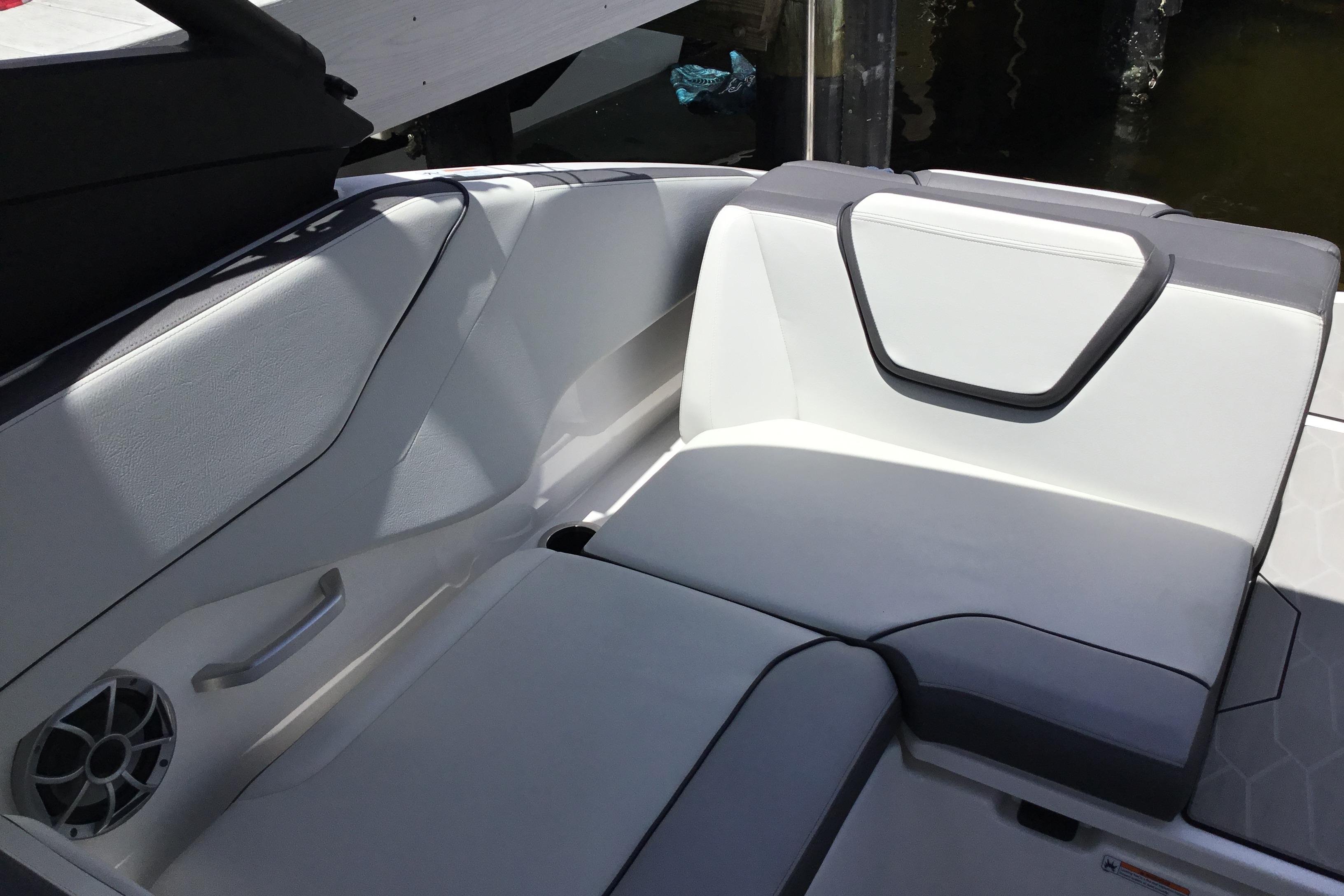 2023 Yamaha Boats 252XE interior seating with sleek white and gray upholstery.