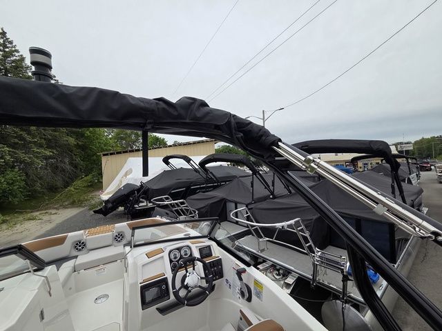 2026 Starcraft SVX 230 DC OB w/250hp and Trailer - 35