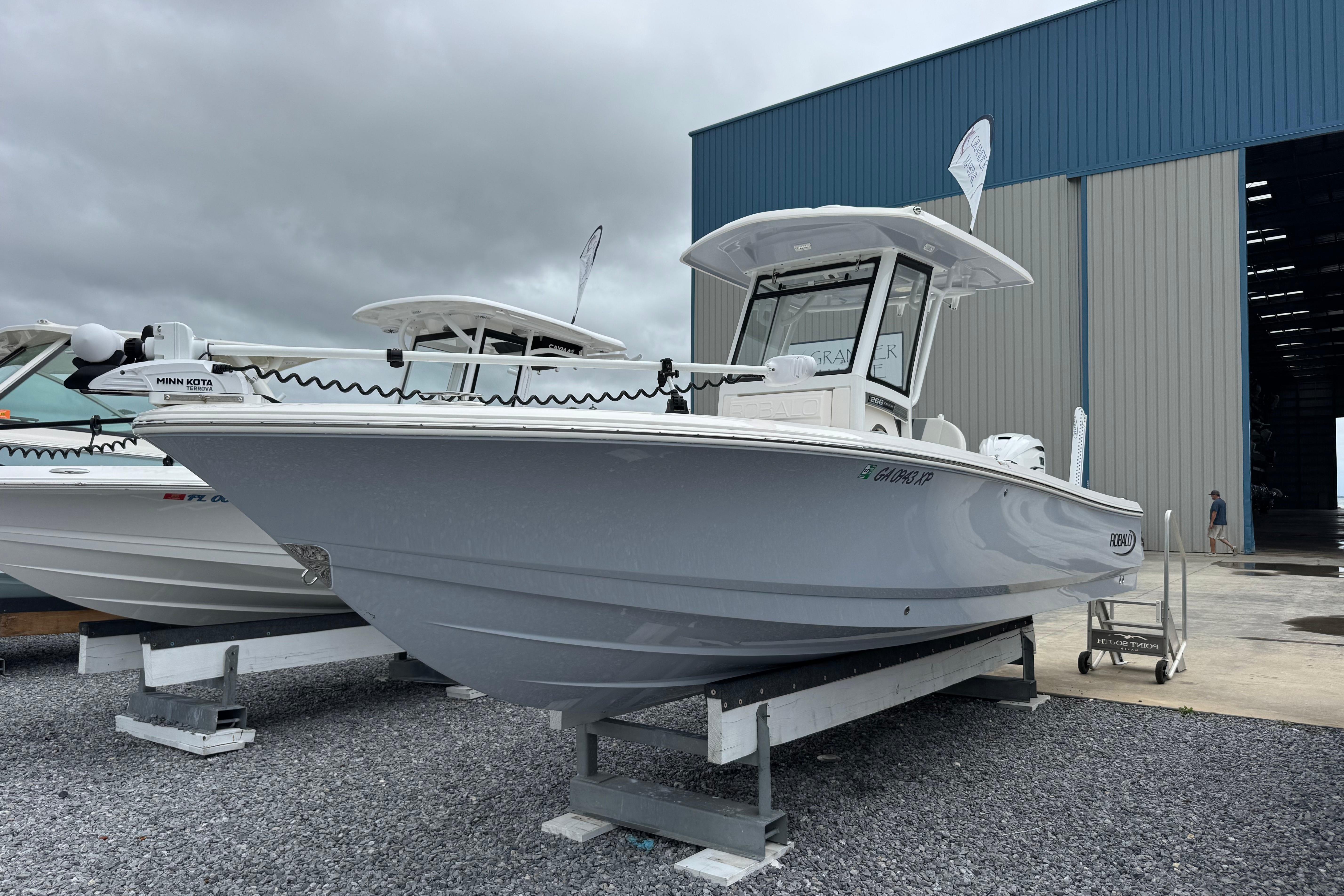 2023 Robalo 266 Cayman
