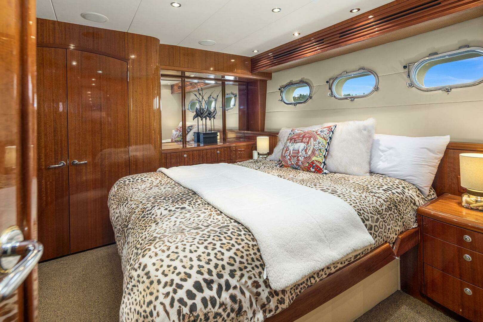 2001 Hatteras Cockpit Motoryacht - Image 12