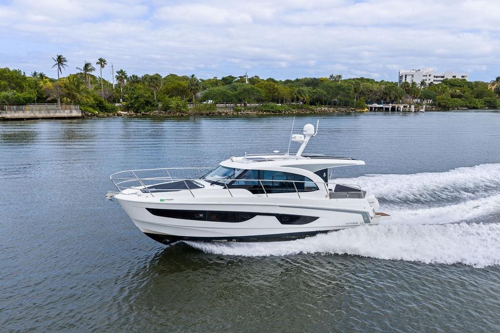 2022 Beneteau Antares 11