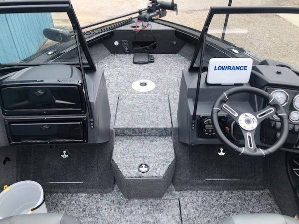 2025 Tracker Targa V18 Combo boat interior with Lowrance system and steering wheel.
