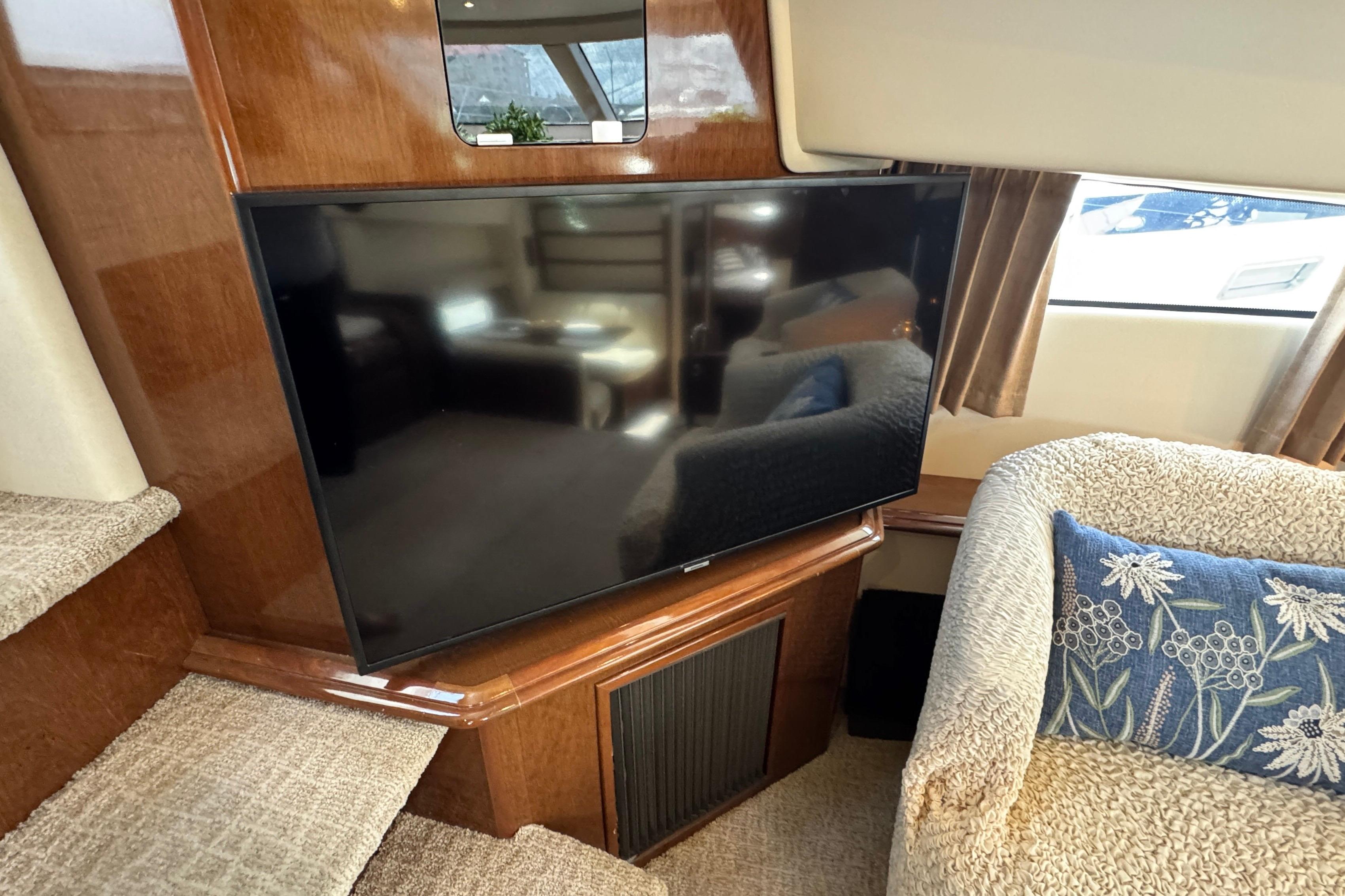 2007 Carver 47 Motor Yacht Salon with TV and Plush Seating