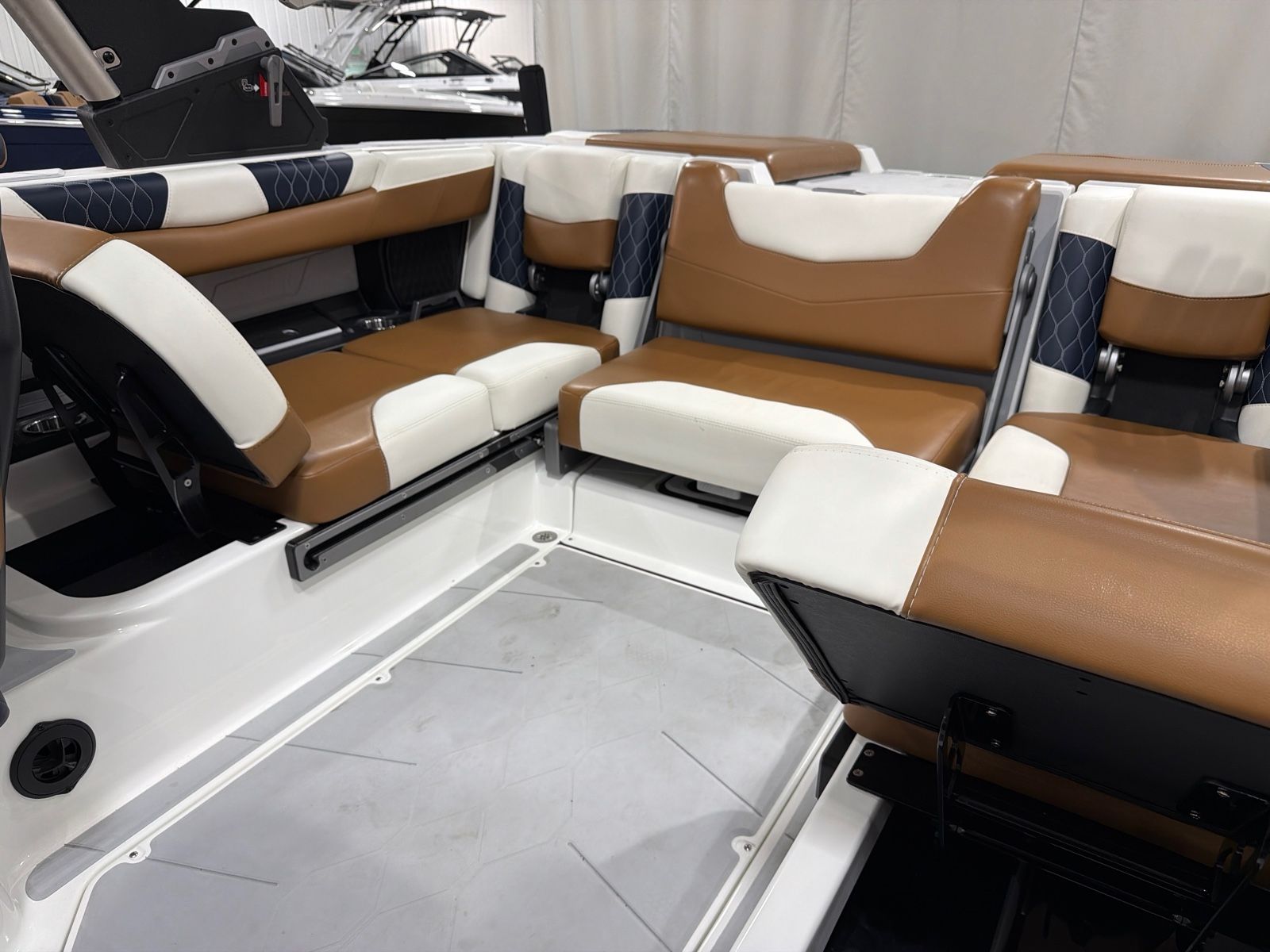 2023 Malibu M220 - 13