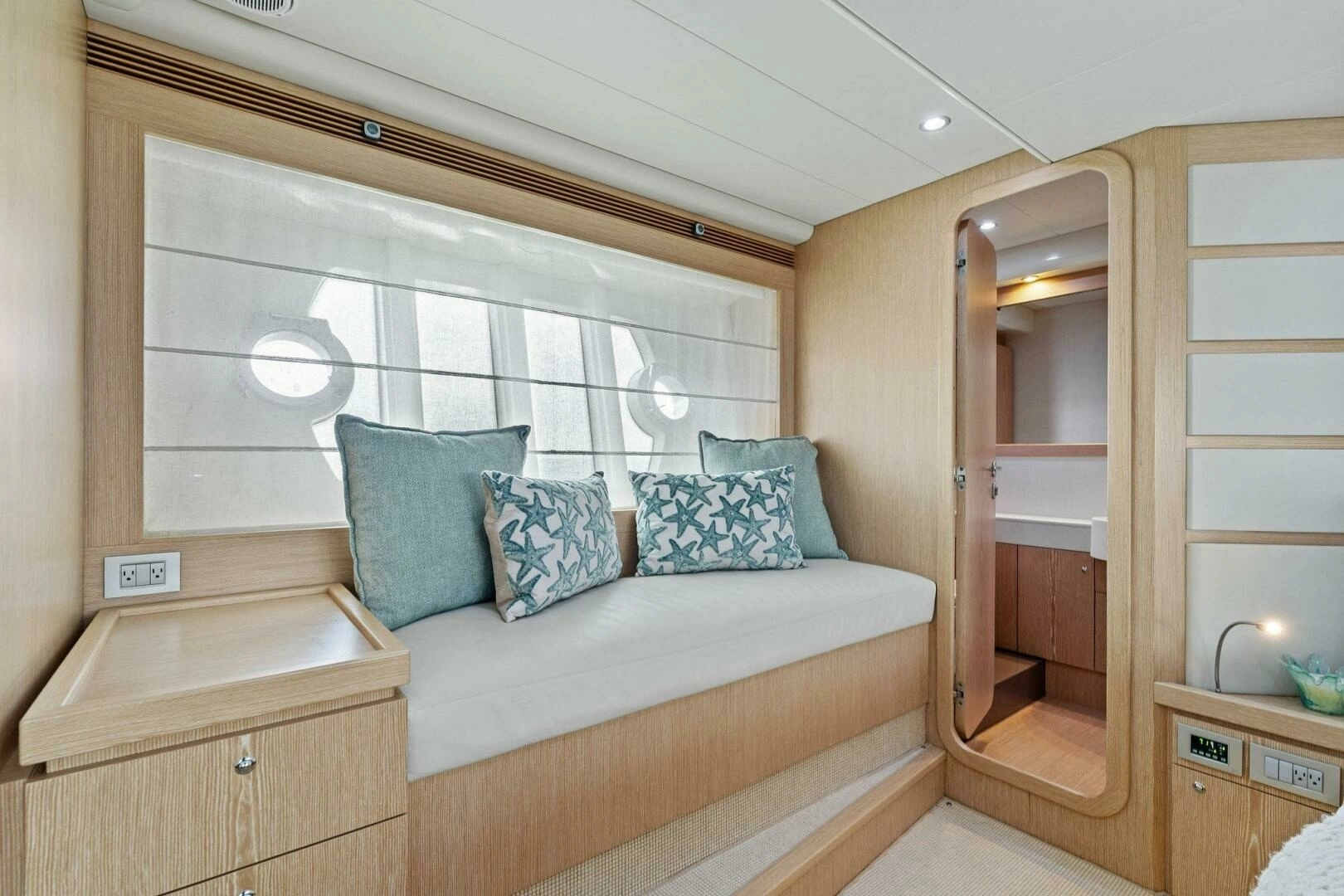 2013 Ferretti Yachts 620 - Image 25