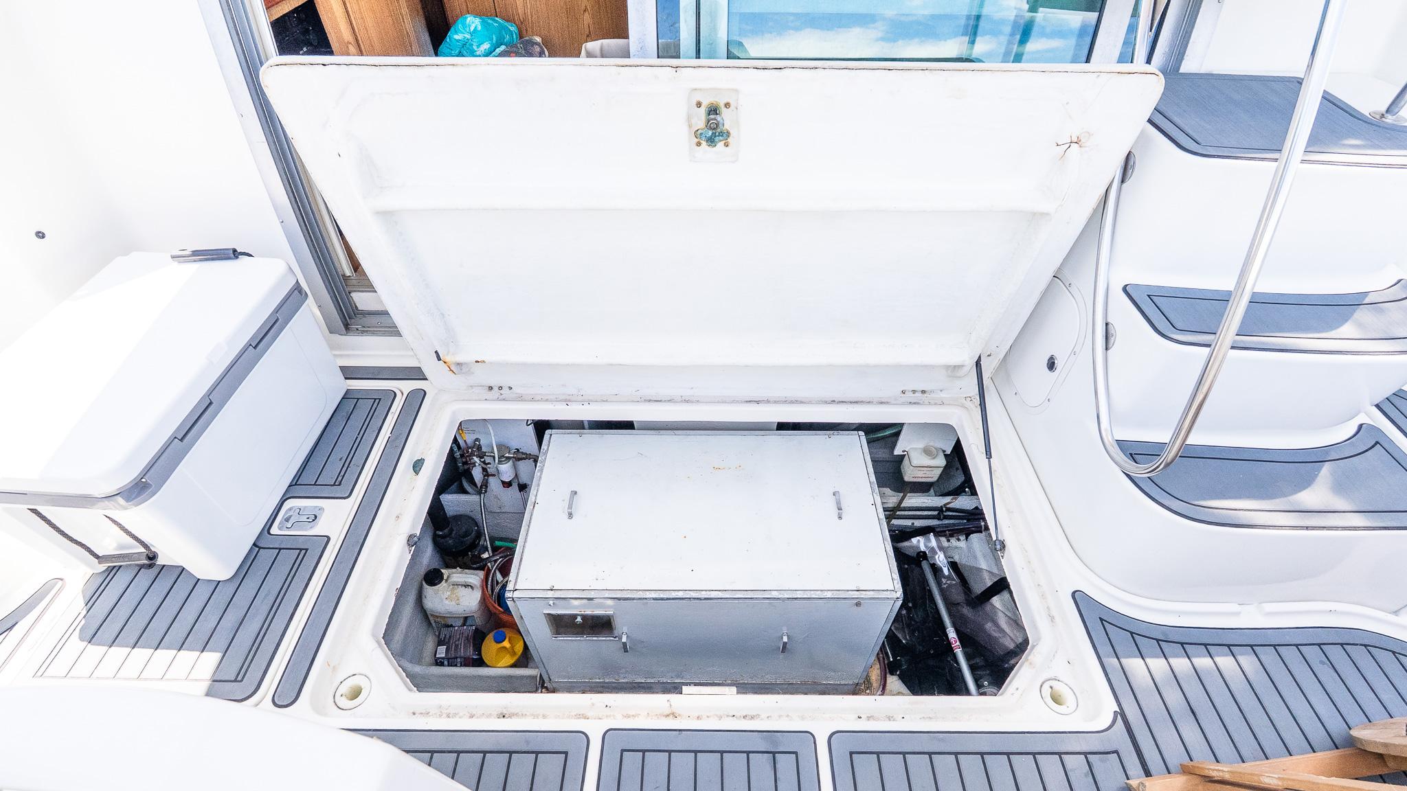 Open engine compartment of 2000 Maxum 4600 SCB yacht, showcasing mechanical components.