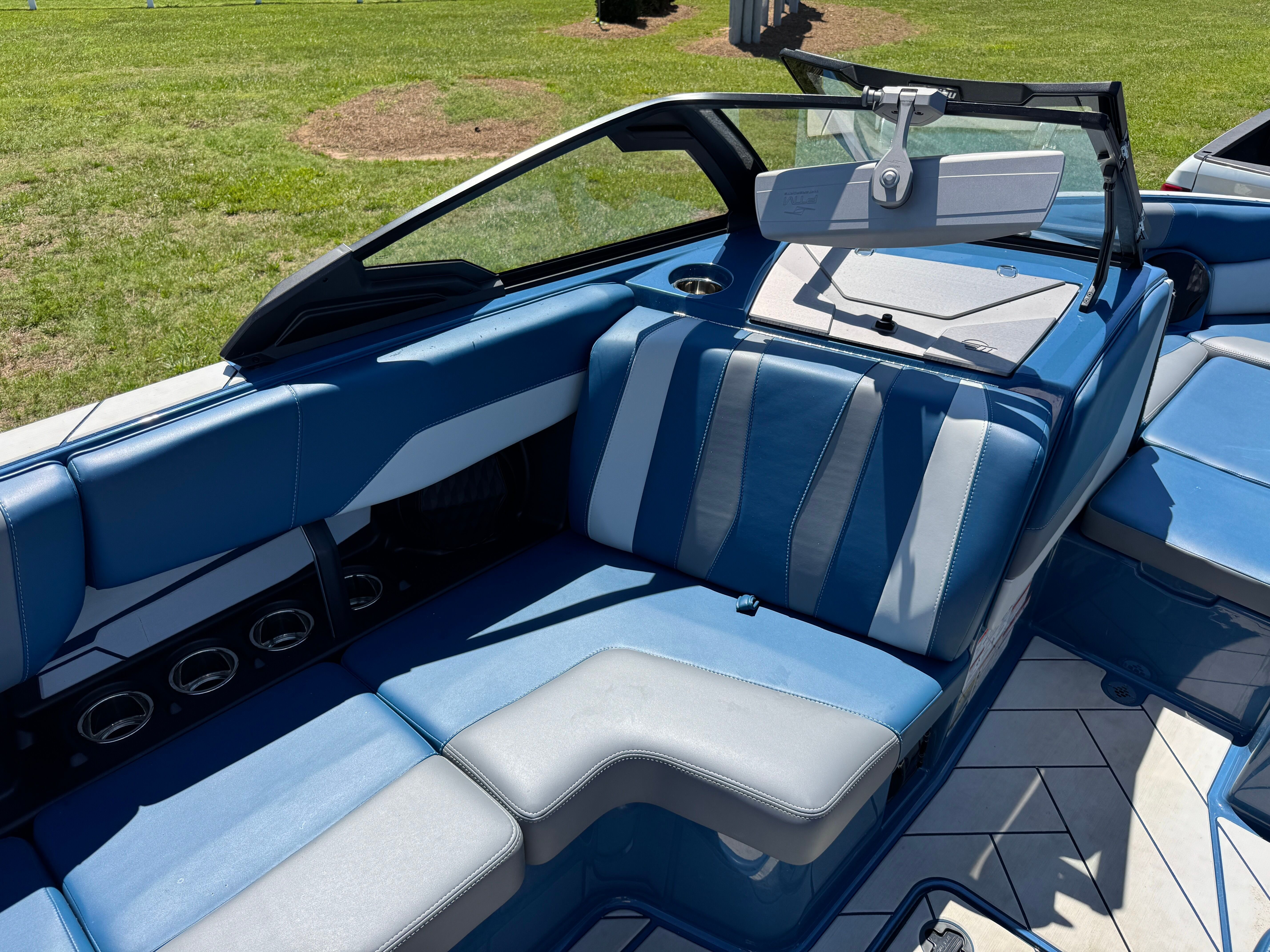 2025 MALIBU 22 LSV - Image 12