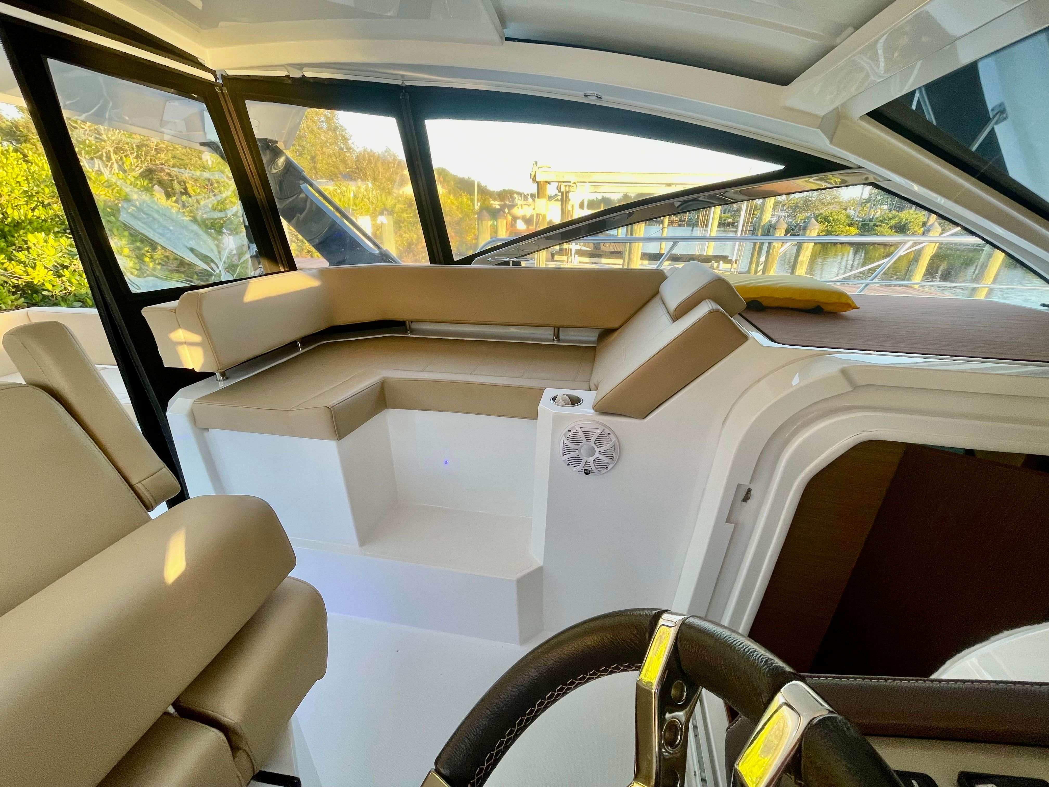 2016 Cruisers Yachts 390 Express Coupe - 15