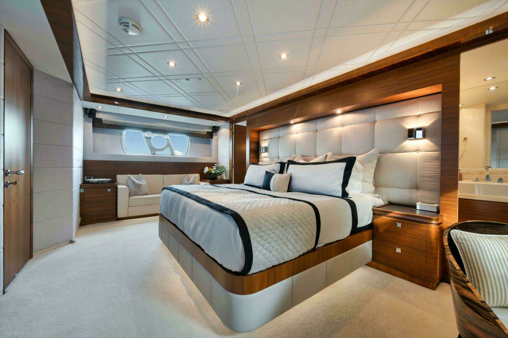 2012 Horizon P110 Tri-Deck - Image 17