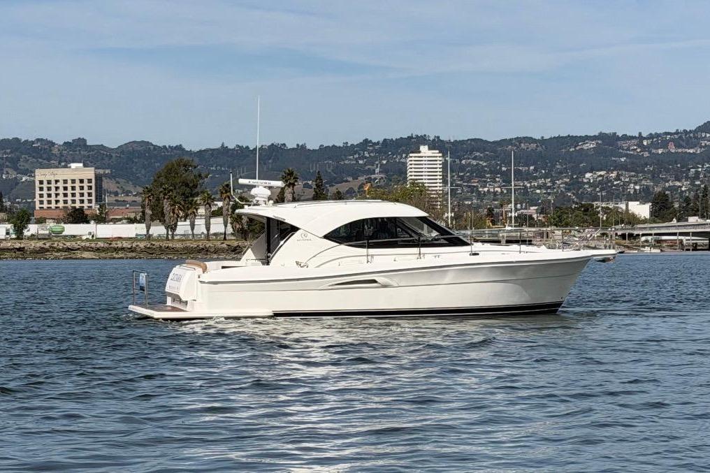 2007 Riviera 3600 Sport Yacht