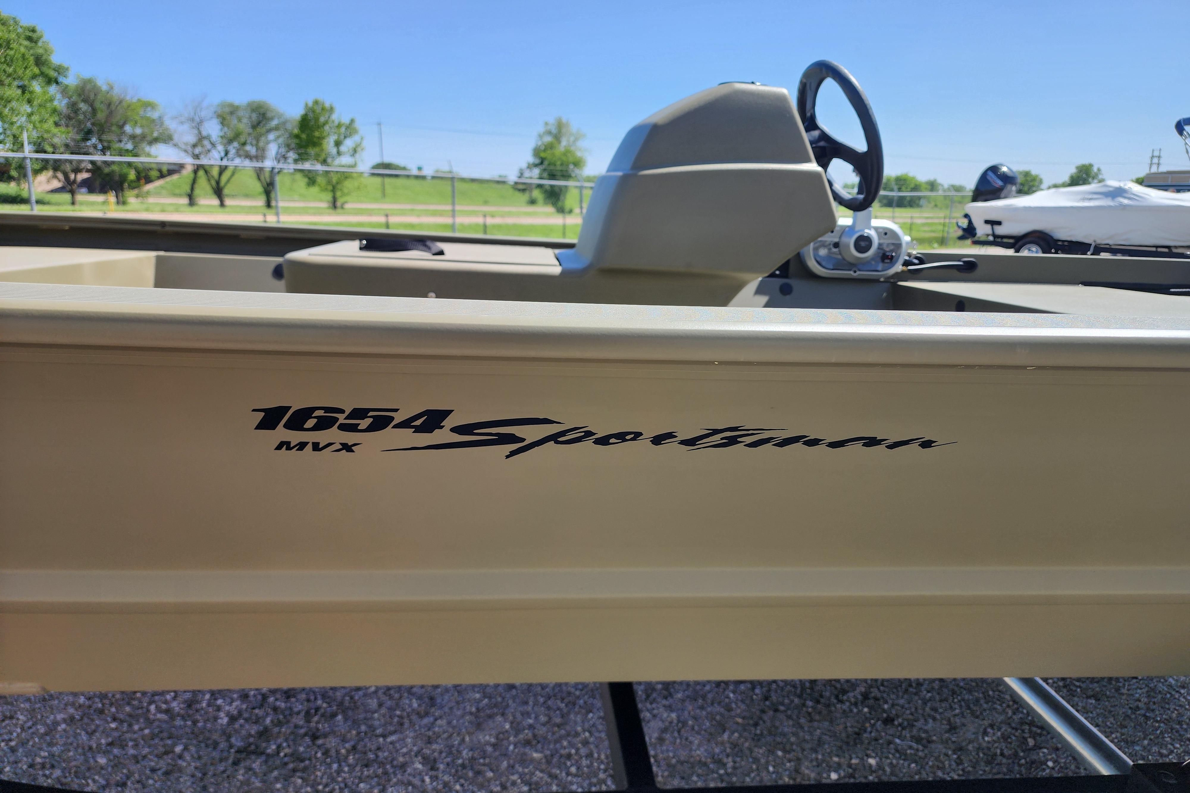 2026 Tracker Grizzly 1648 SC boat, side view with "1654 MVX Sportsman" text.