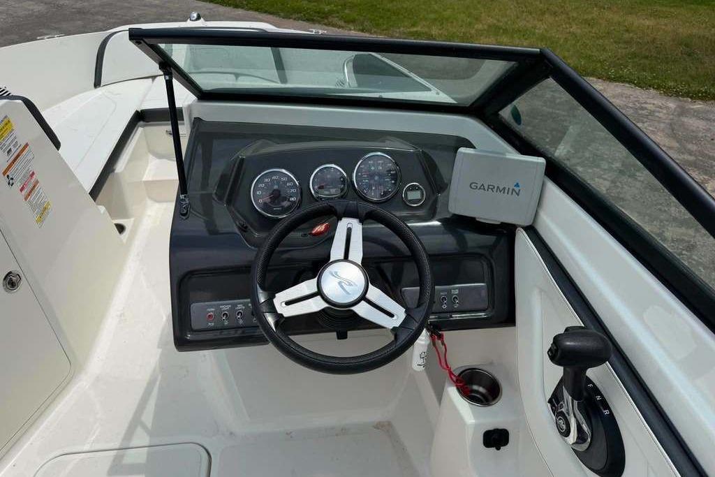 Cockpit of 2016 Sea Ray 21 SPX boat with Garmin navigation system.