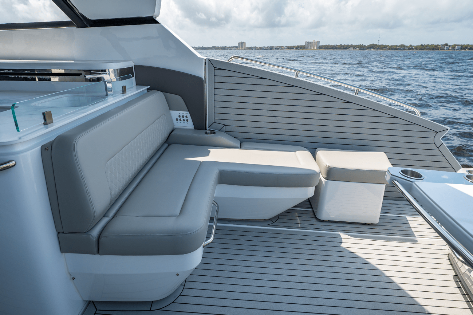 2025 Cruisers Yachts 50 GLS - Image 26