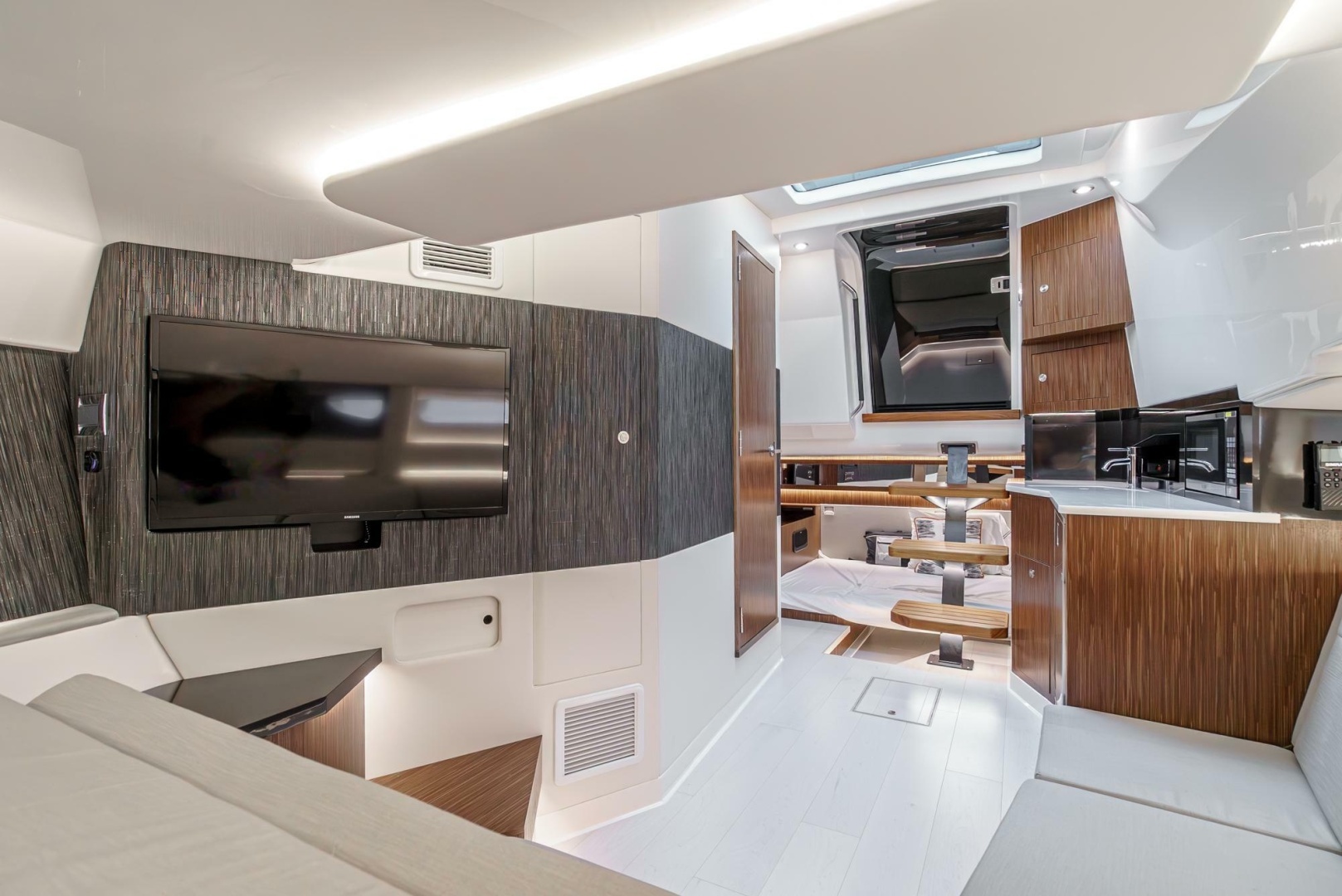 2022 Sea Ray 370 Sundancer - Image 10