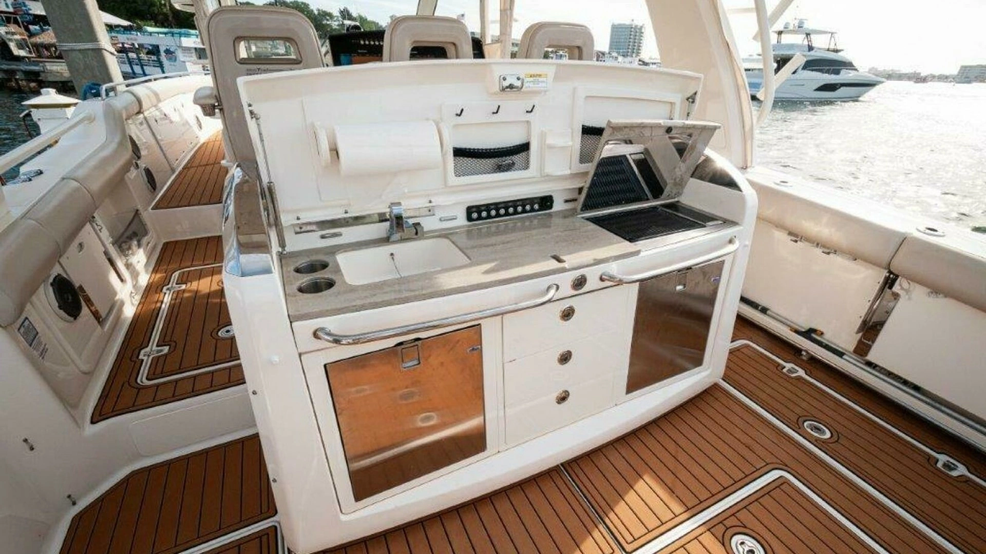 2018 Boston Whaler 420 Outrage - Image 4