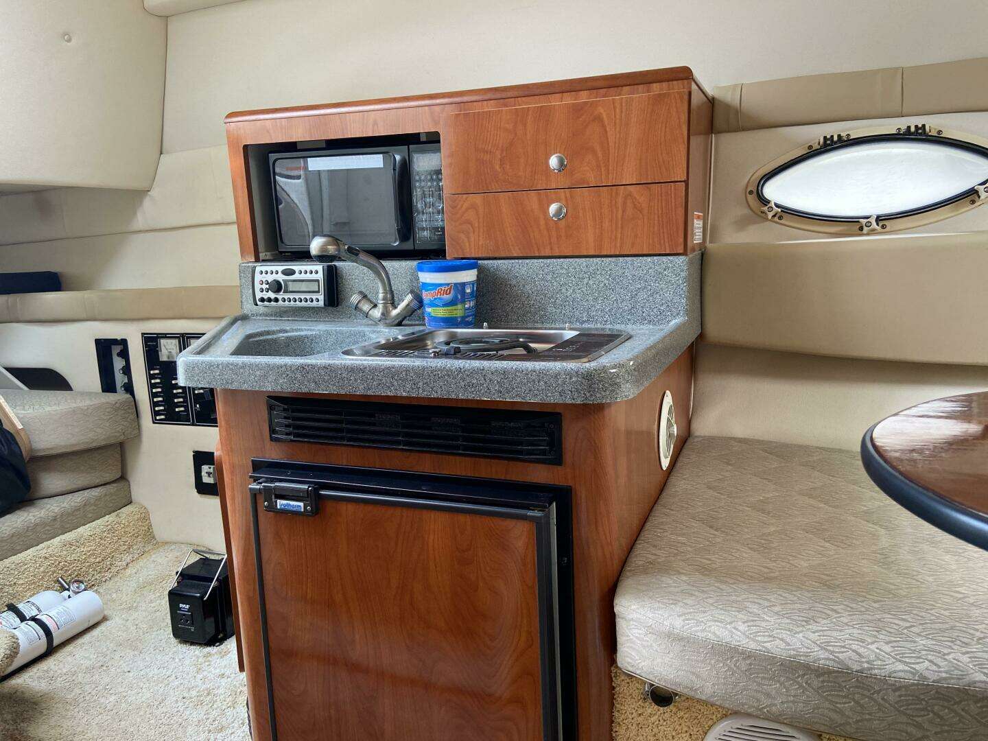 2006 Larson 274 Cabrio - Image 10