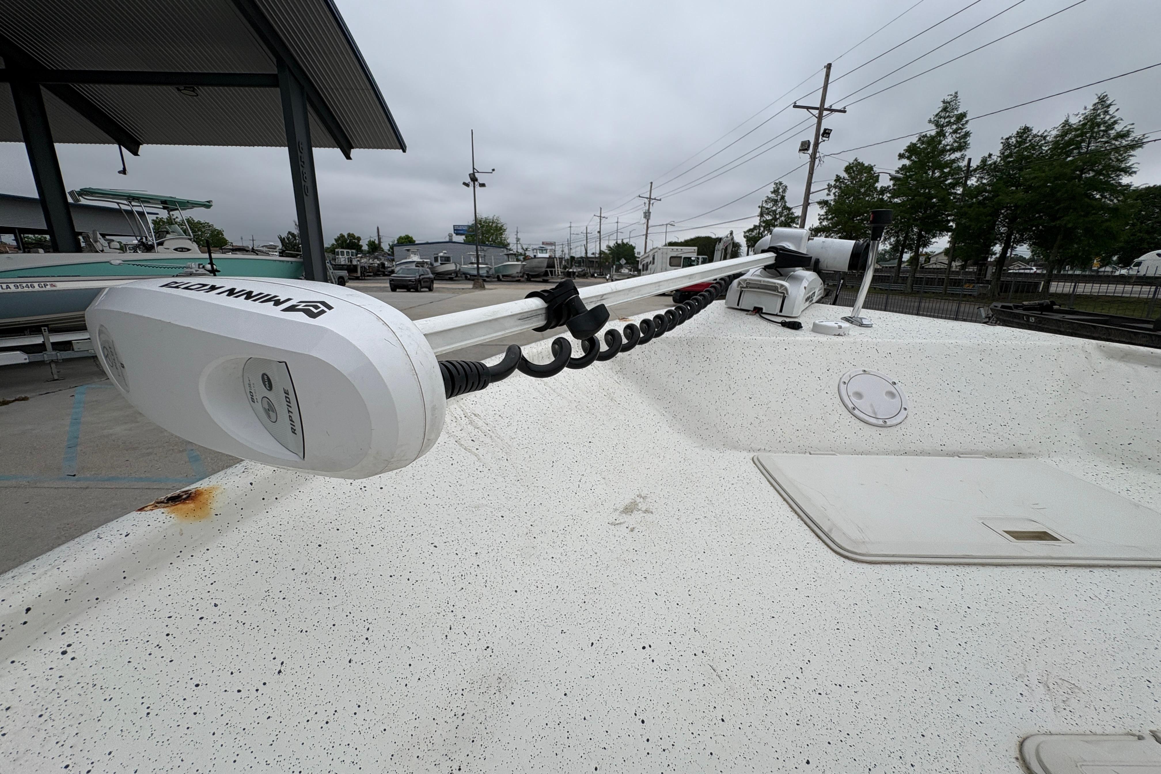 1998 Hydra-Sports 22 Ocean CC boat with Minn Kota trolling motor on deck.