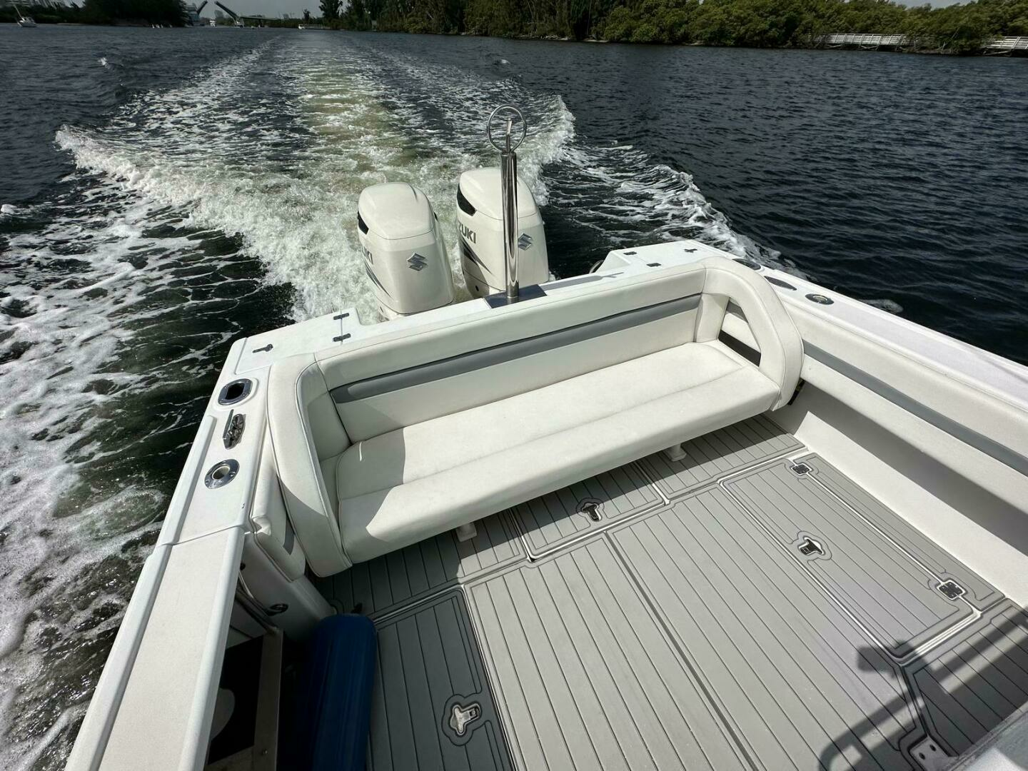 2003 Intrepid 32 - Image 16