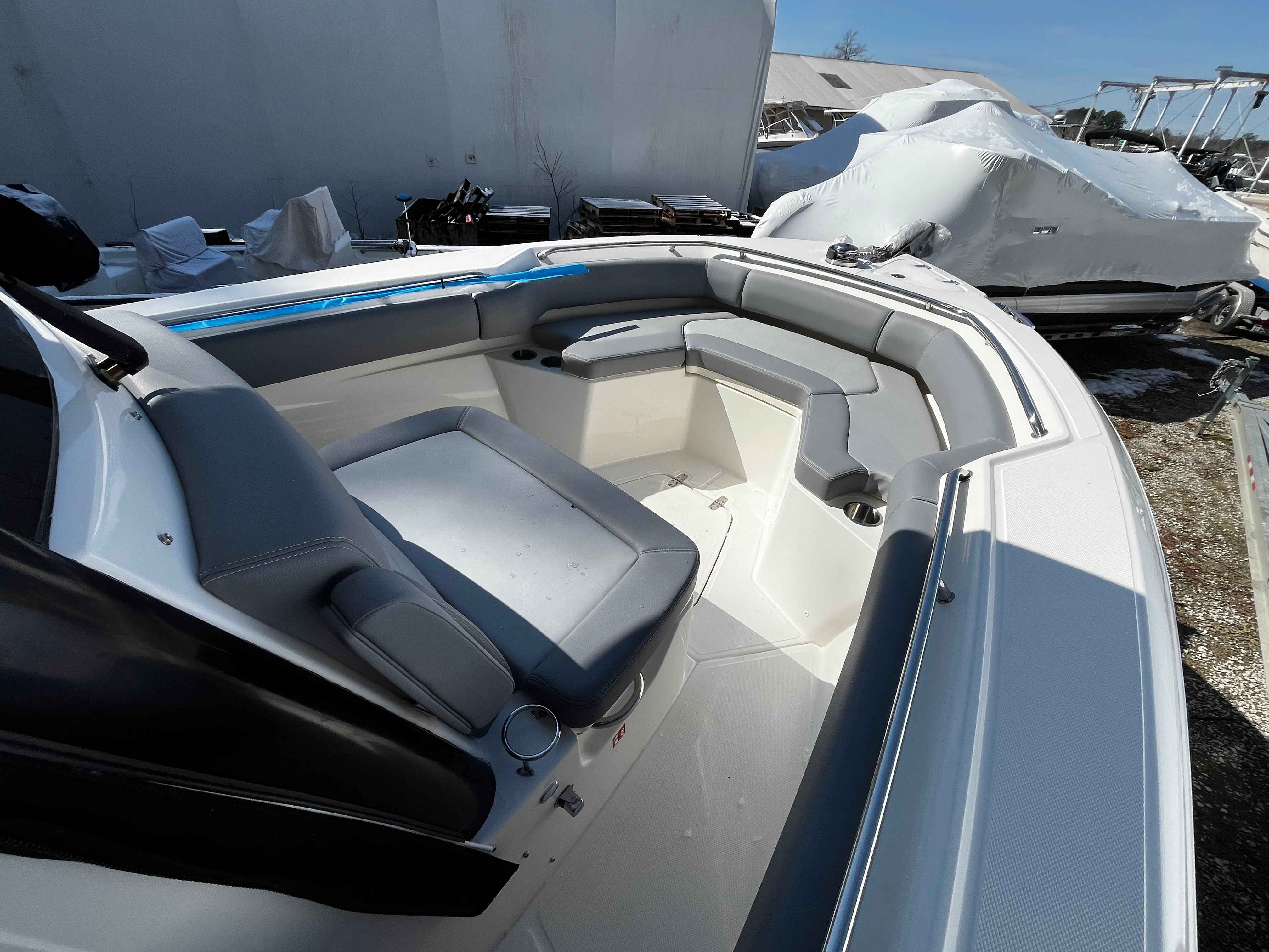 2026 BOSTON WHALER 250 OUTRAGE - Image 22