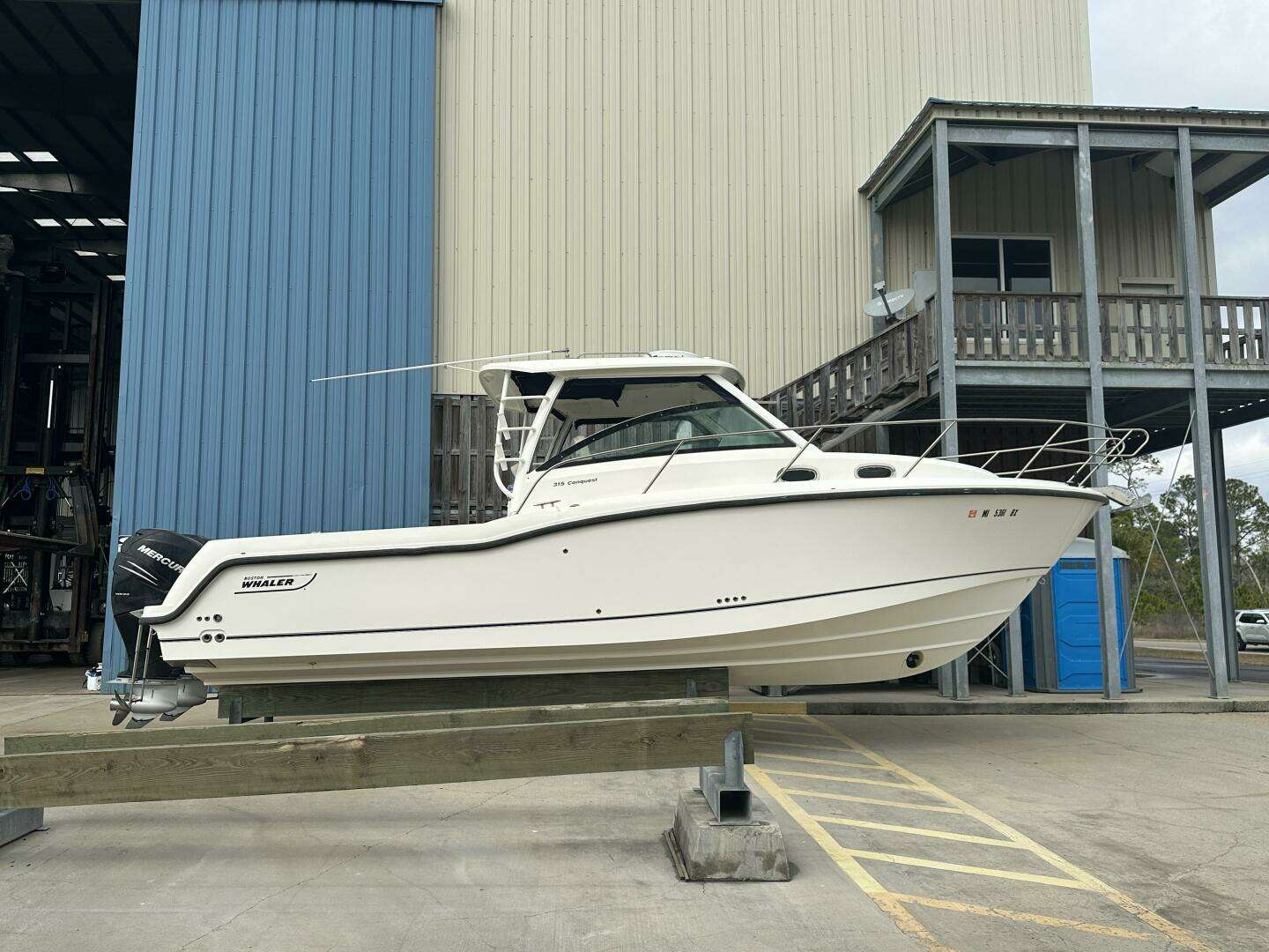2016 Boston Whaler 315 Conquest - Image 2
