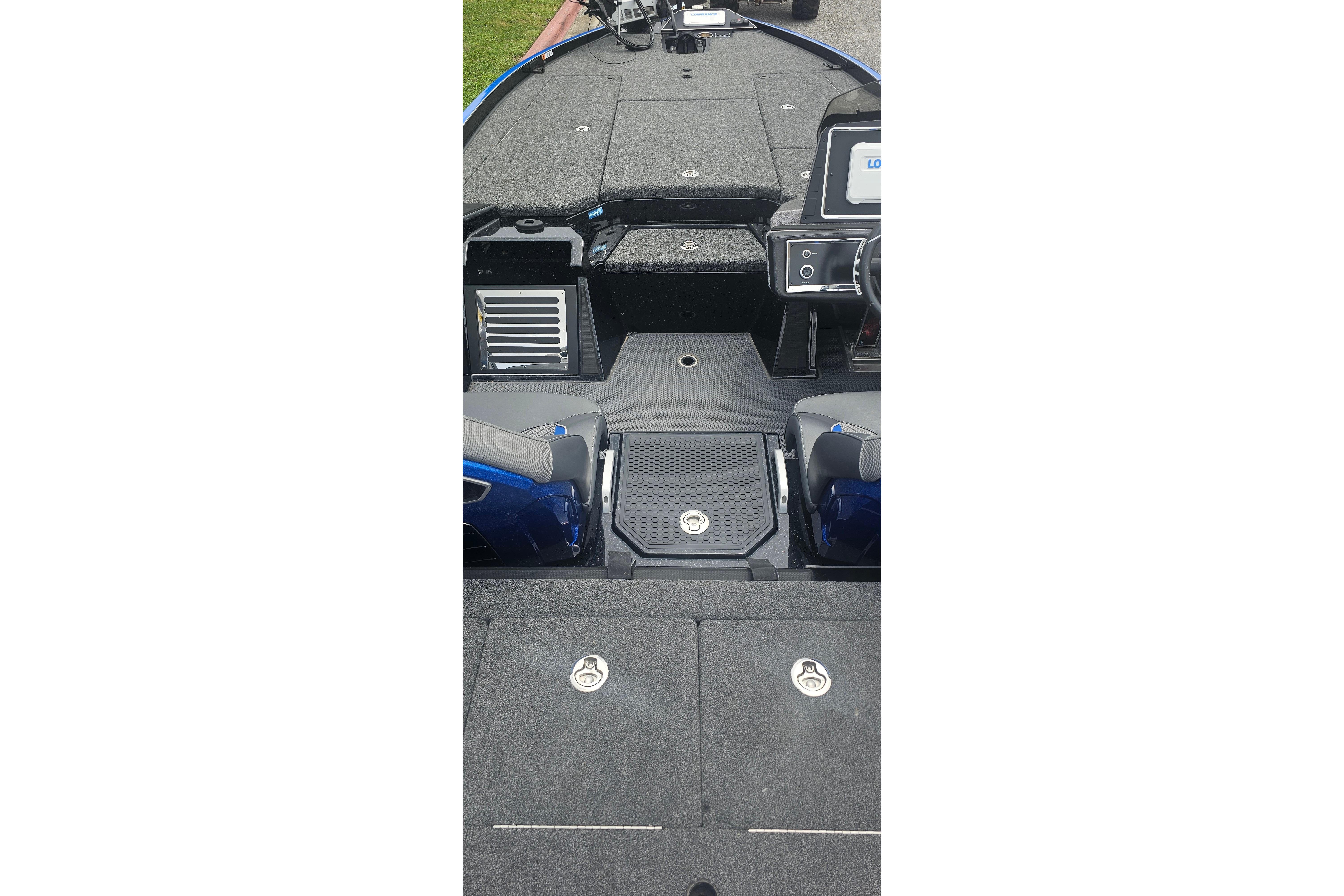 2024 Ranger Z521R boat interior with advanced dashboard and seating.
