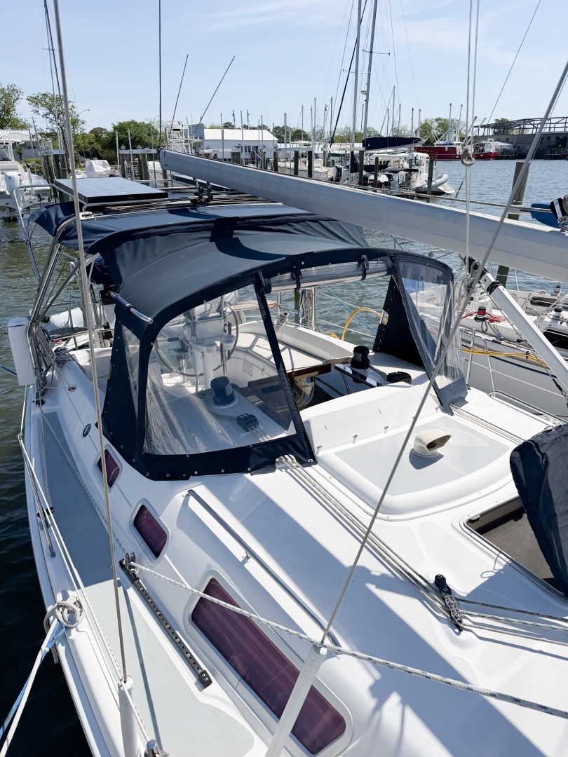 2005 Hunter 36 - Image 10