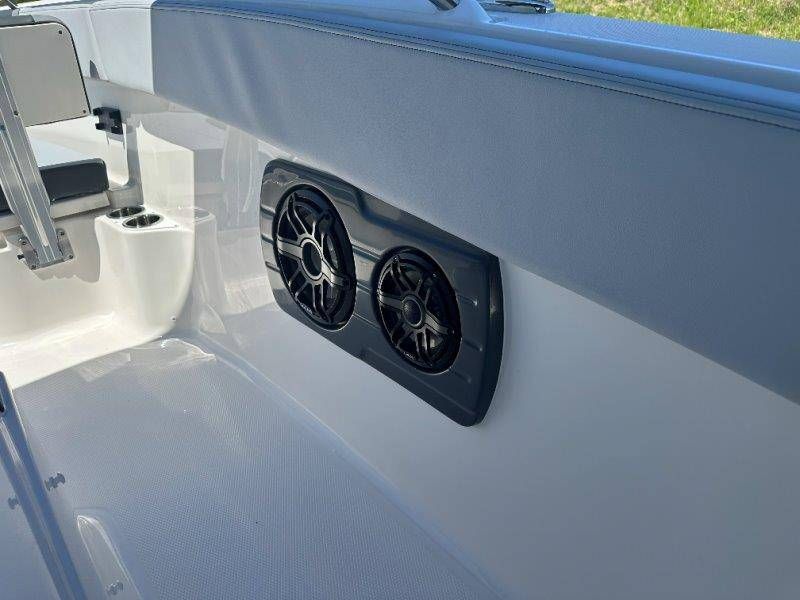 2026 Robalo R300 Center Console - 39