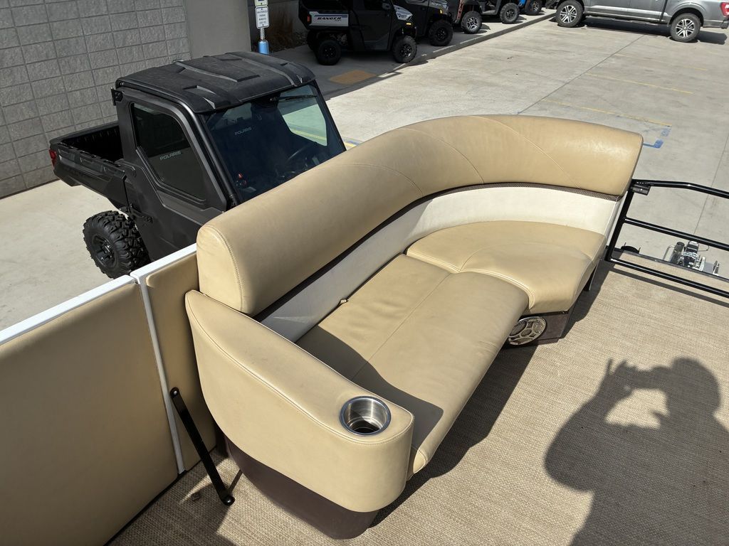 2015 Larson Escape 2200 RT - 14