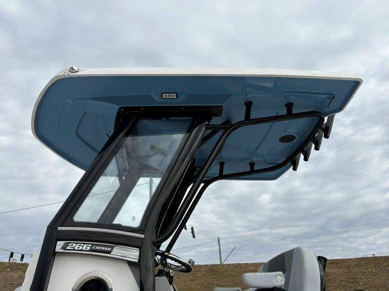 2026 Robalo 266 Cayman - 9