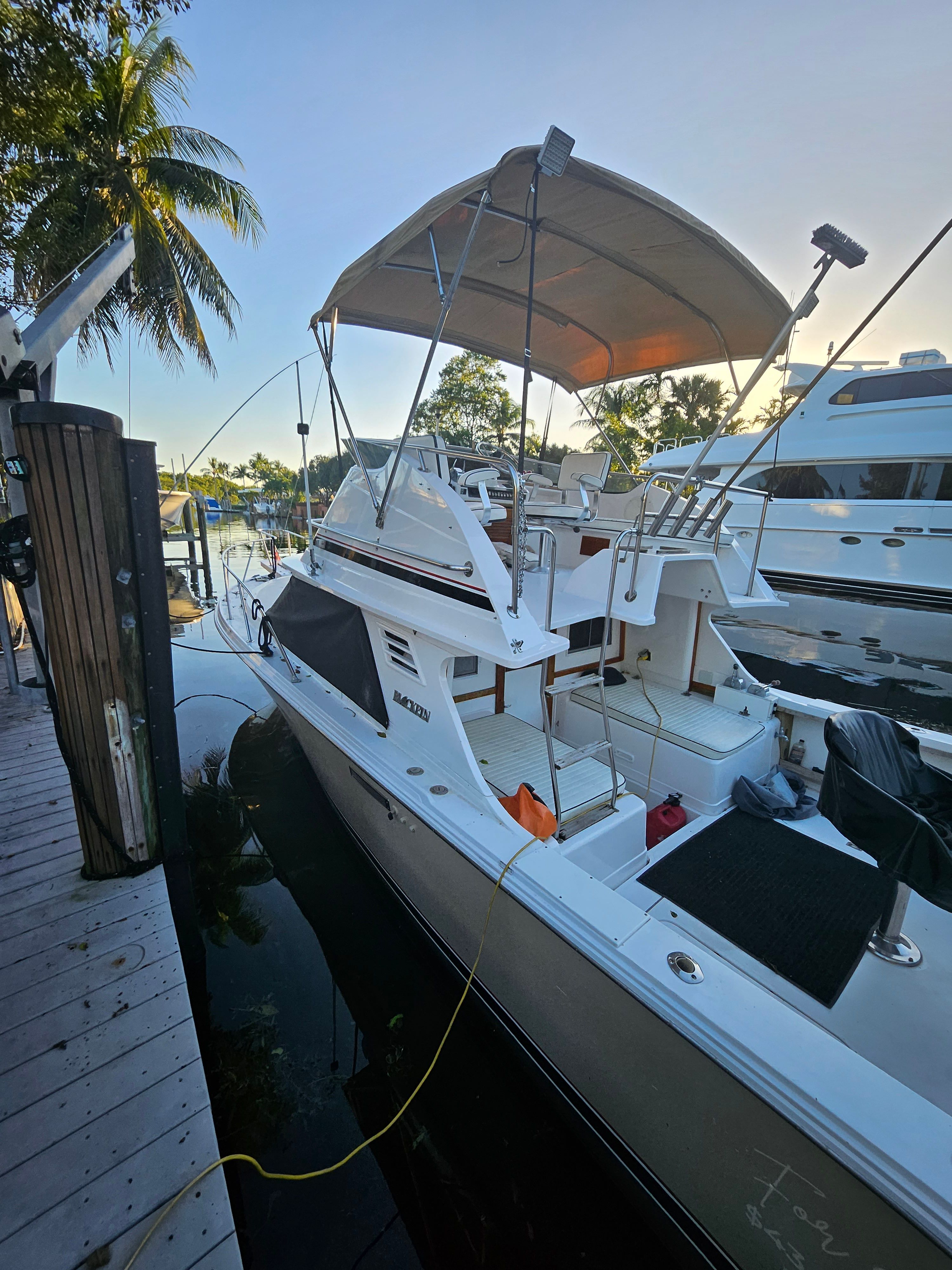 A 1990 Blackfin 29SF boat docked, surrounded by other boats.