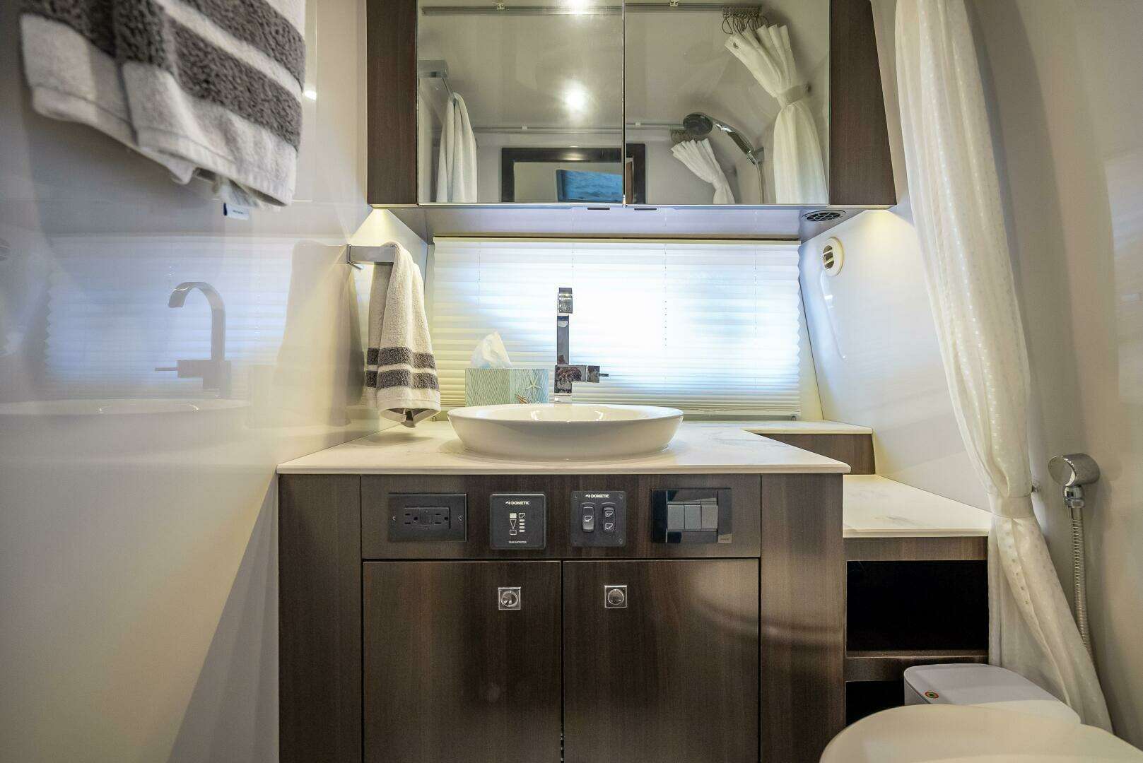 2022 Cruisers Yachts GLS OB - Image 37
