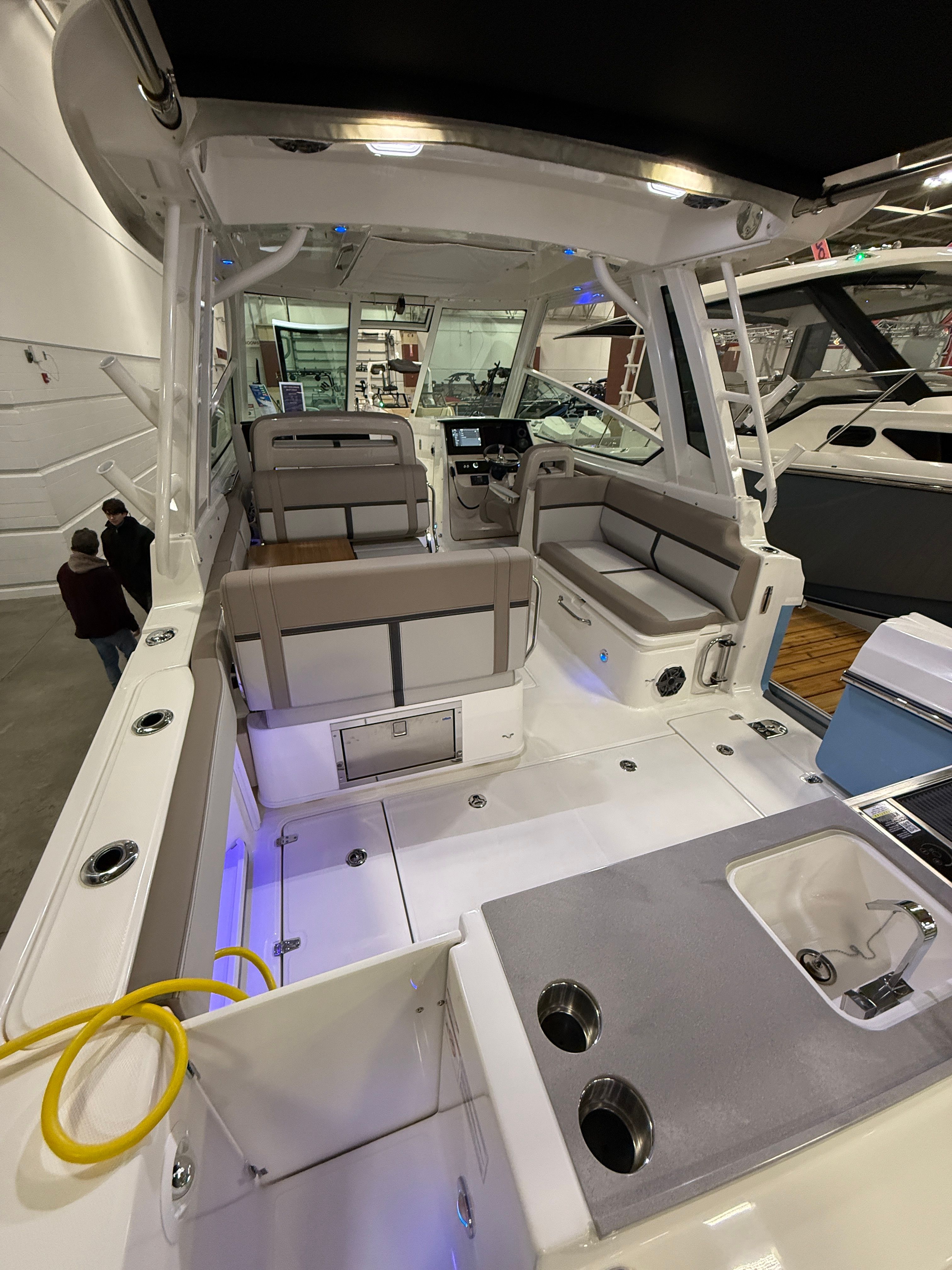 2026 Boston Whaler 330 Vantage - 61